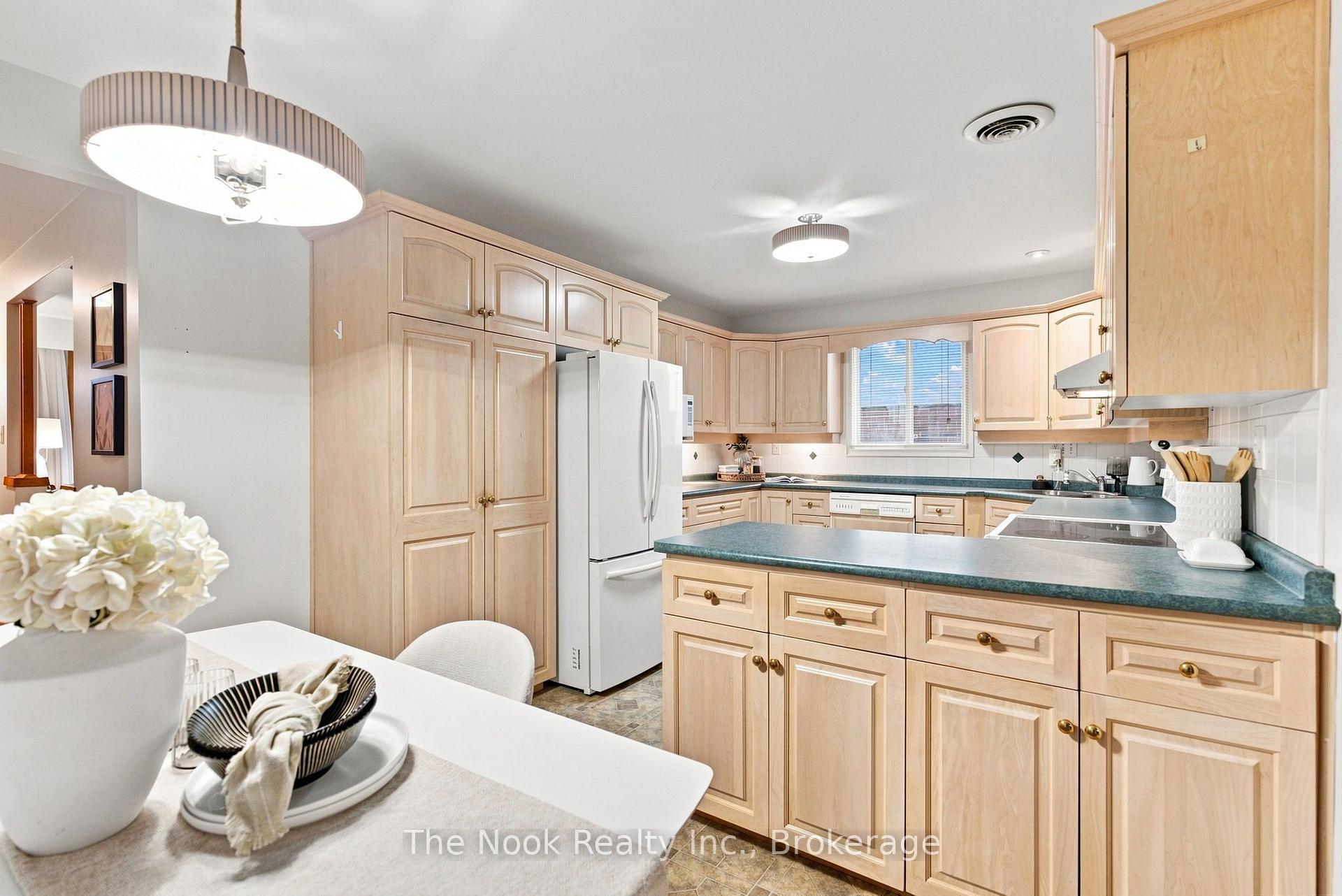 Photo 9 of 355 Ridgeway Avenue, Oshawa, McLaughlin — HOMEH