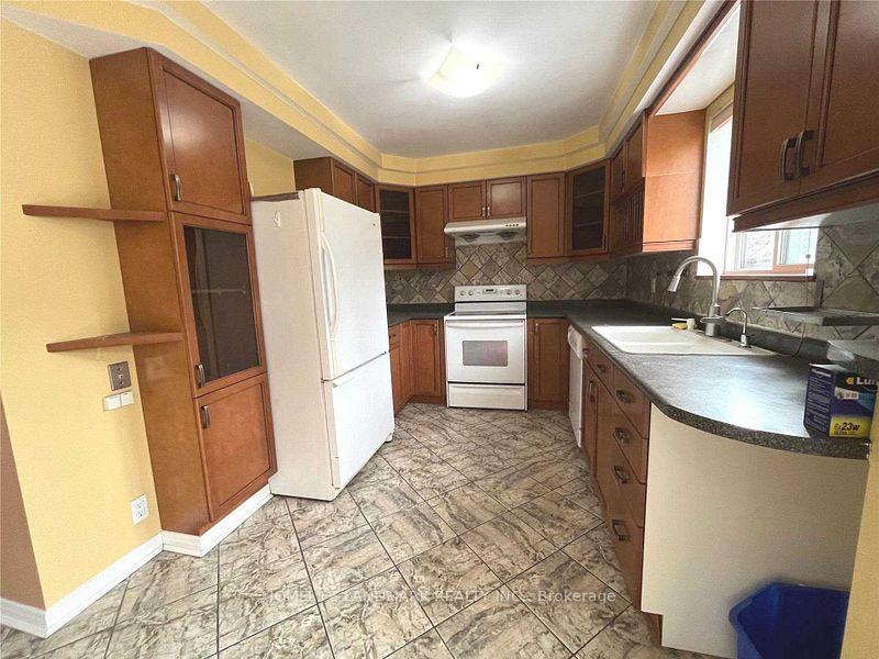 Photo 10 of 26 Joanna Crescent, Vaughan, Crestwood-Springfarm-Yorkhill — HOMEH