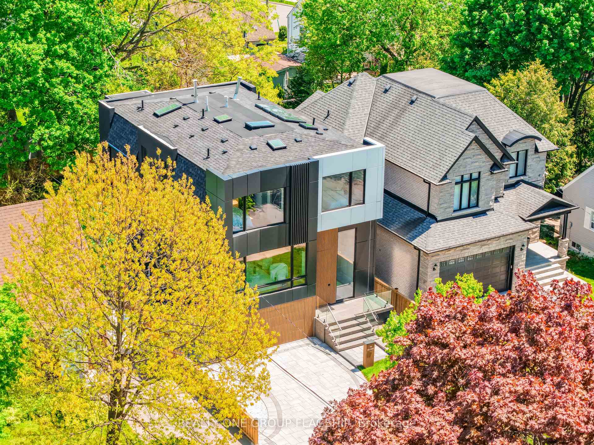 Photo 4 of 7 Bentley Drive, Etobicoke, Stonegate-Queensway — HOMEH