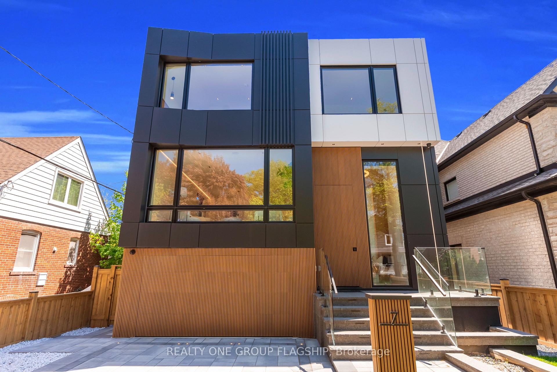 Photo 5 of 7 Bentley Drive, Etobicoke, Stonegate-Queensway — HOMEH