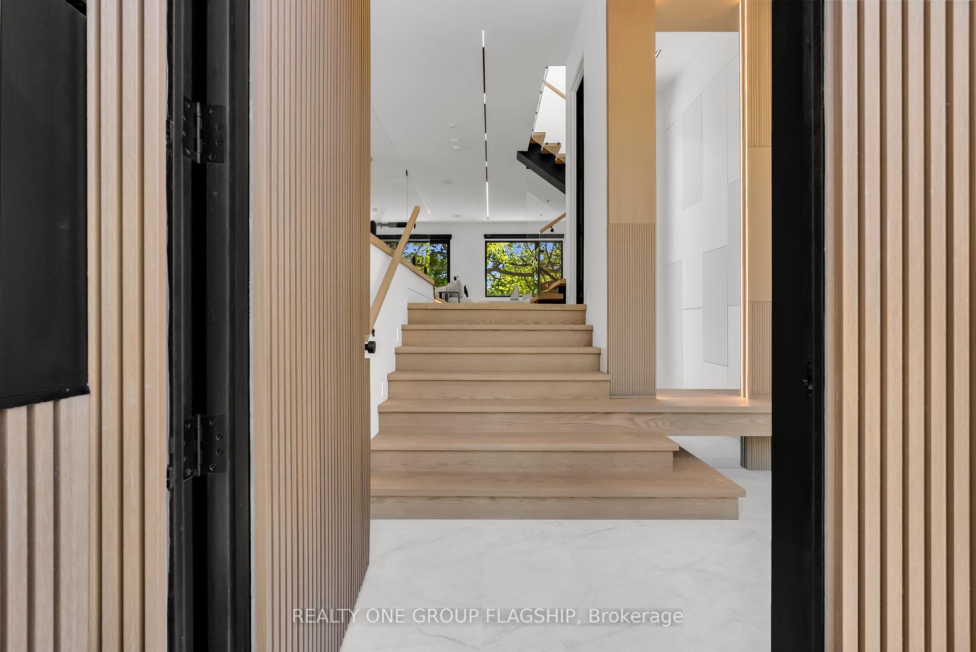 Photo 6 of 7 Bentley Drive, Etobicoke, Stonegate-Queensway — HOMEH