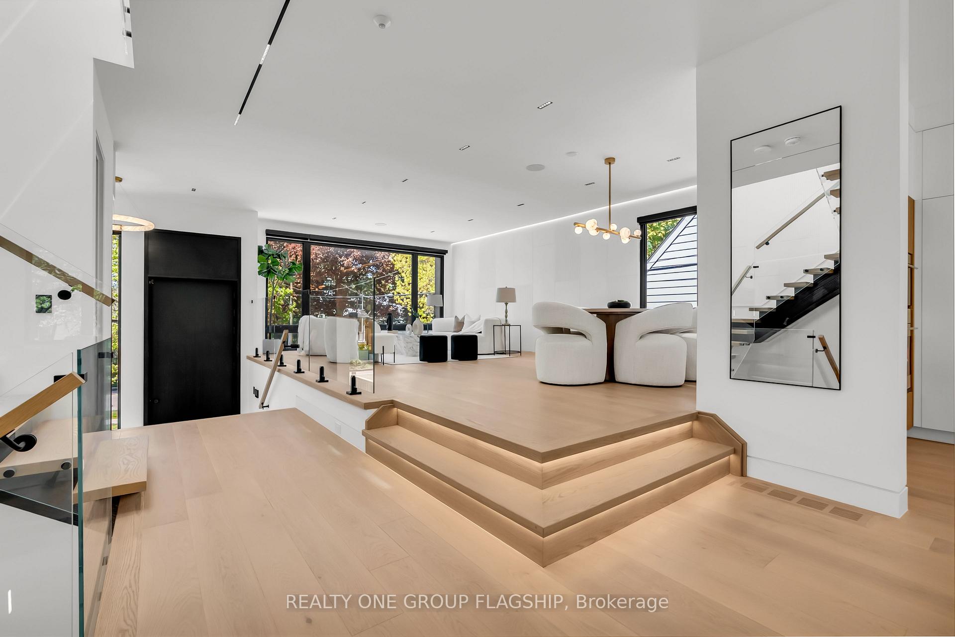 Photo 8 of 7 Bentley Drive, Etobicoke, Stonegate-Queensway — HOMEH