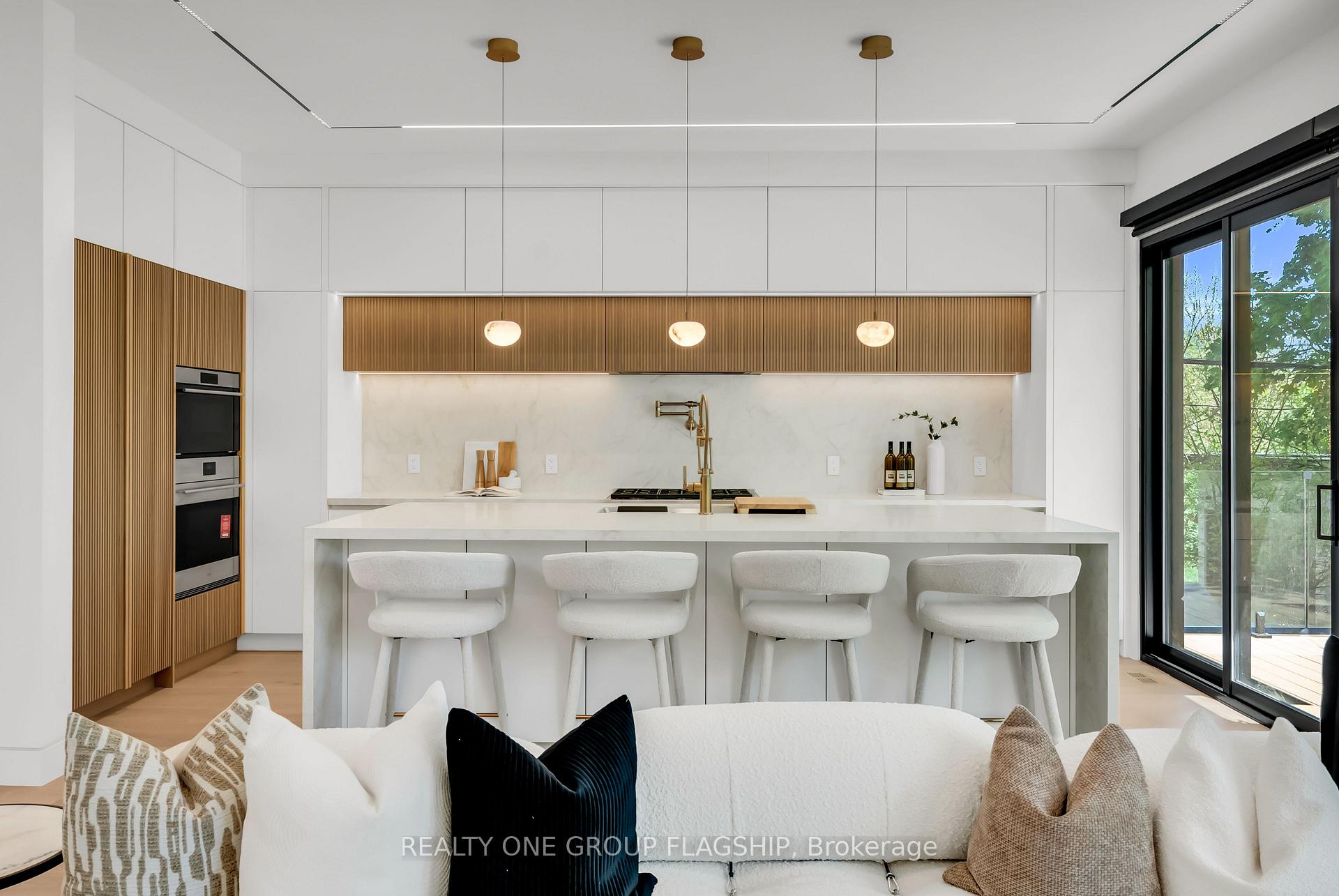 Photo 9 of 7 Bentley Drive, Etobicoke, Stonegate-Queensway — HOMEH