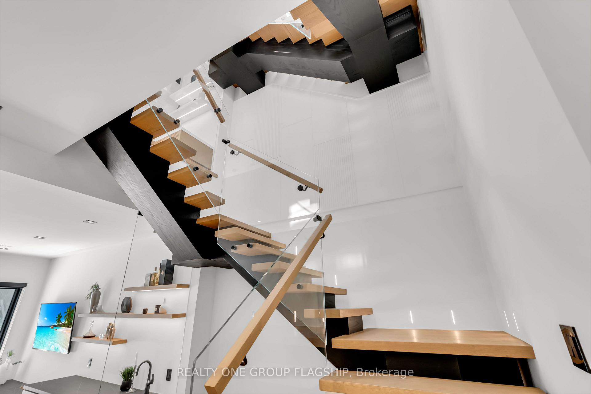 Photo 35 of 7 Bentley Drive, Etobicoke, Stonegate-Queensway — HOMEH