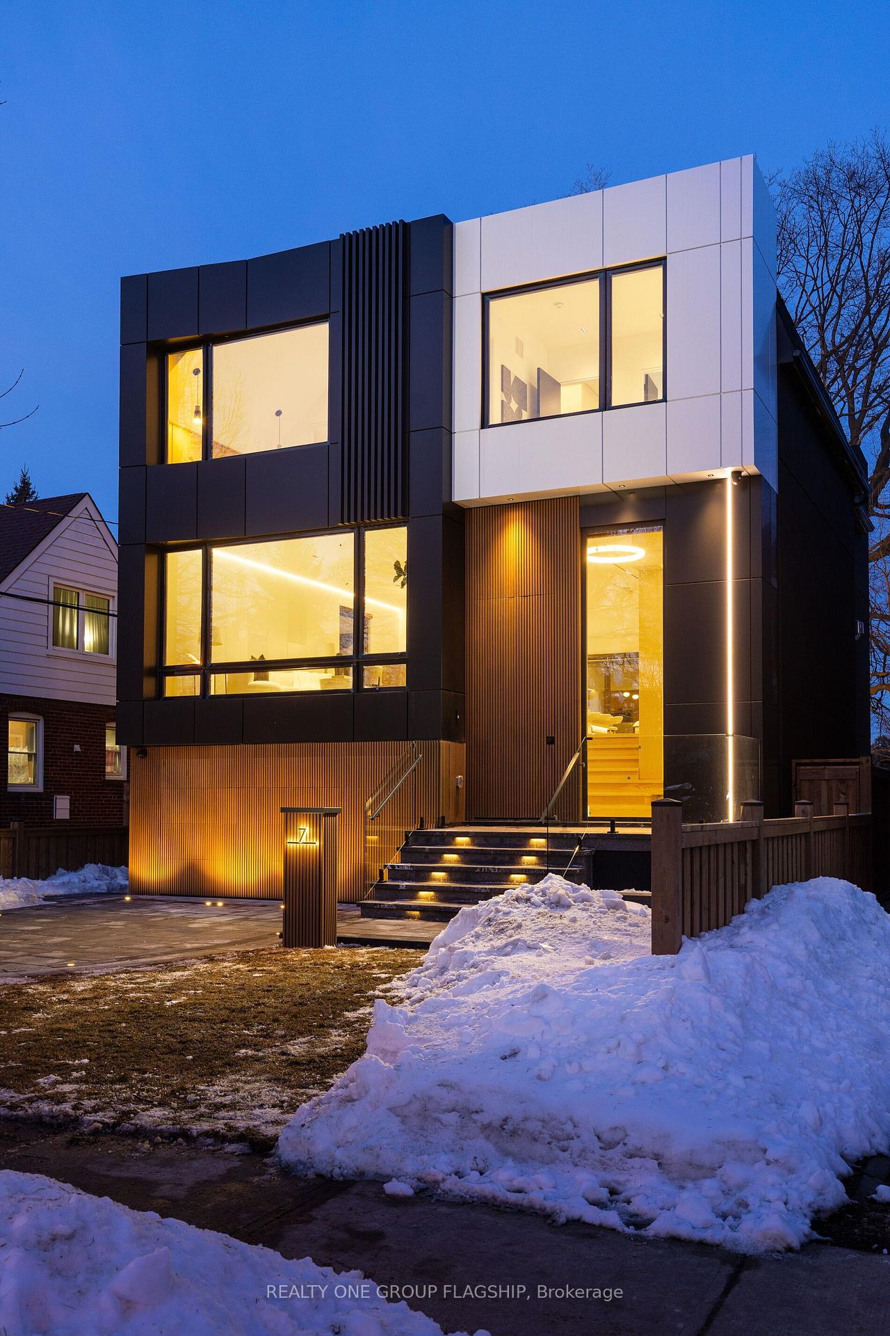 Photo 44 of 7 Bentley Drive, Etobicoke, Stonegate-Queensway — HOMEH