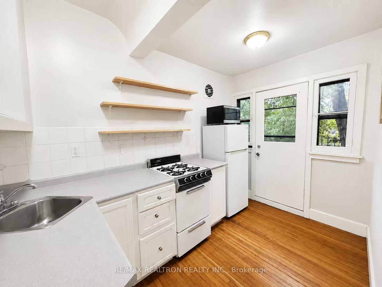 Photo 2 of Unit 5, 108 Admiral Road, Toronto, The Annex — HOMEH
