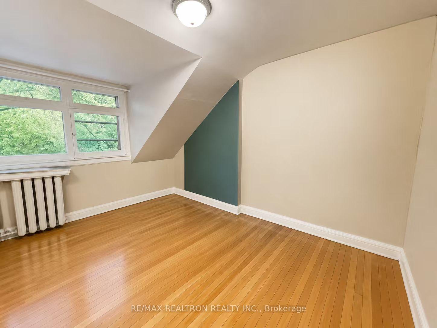 Photo 3 of Unit 5, 108 Admiral Road, Toronto, The Annex — HOMEH