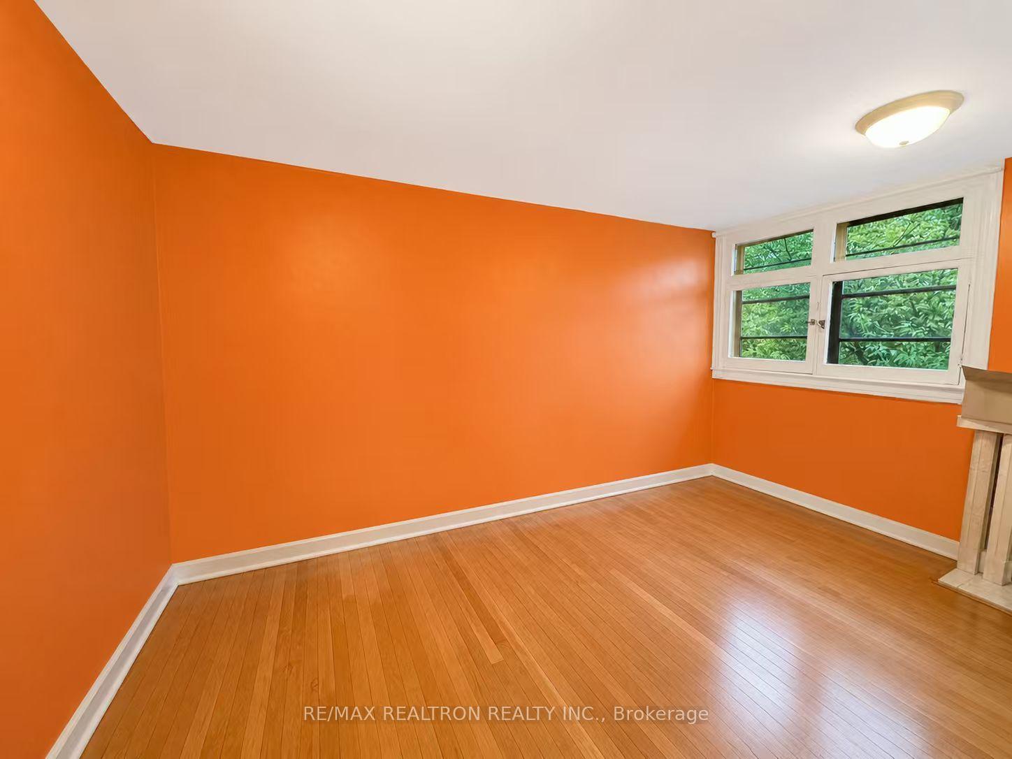 Photo 4 of Unit 5, 108 Admiral Road, Toronto, The Annex — HOMEH