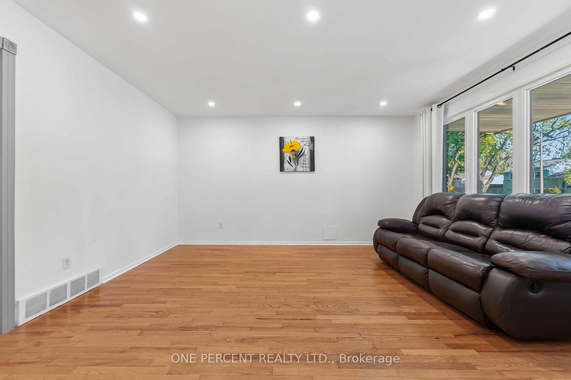 Photo 5 of Unit Unit A and Unit B, 933 Kincaid Court, Ottawa, Riverside Park — HOMEH