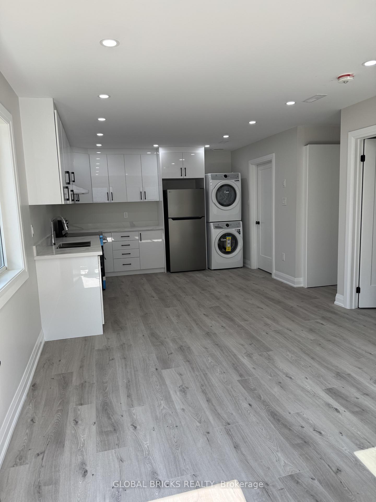 Photo 3 of Unit Unit 2- Rear Upper, 101 Minerva Avenue, Scarborough, Cliffcrest — HOMEH
