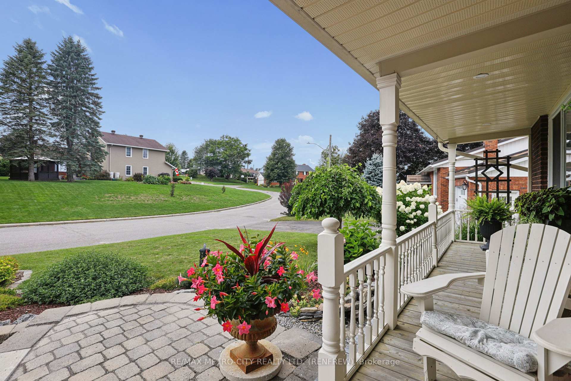 Photo 5 of 876 Hillsview Street, Renfrew, Renfrew — HOMEH