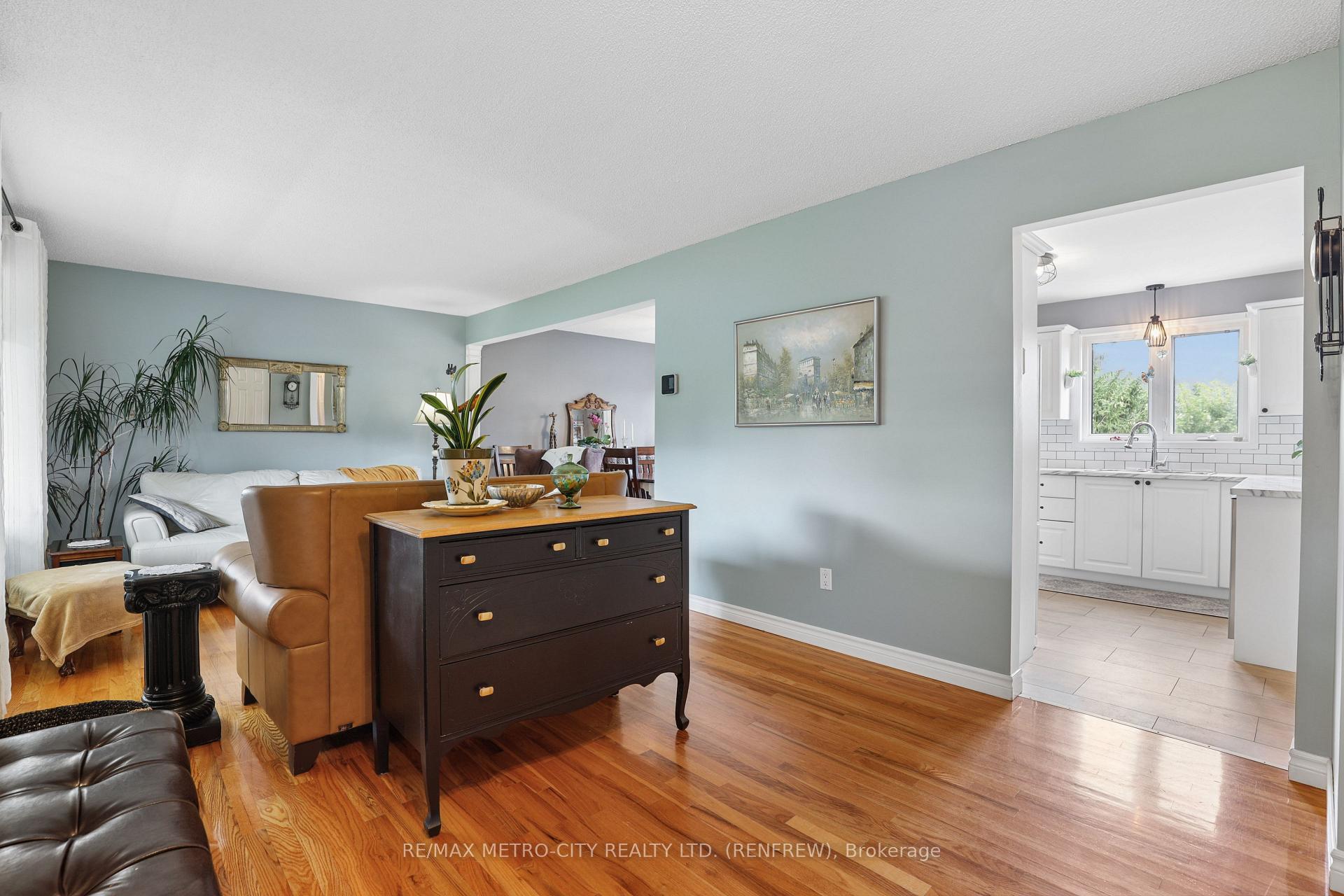 Photo 6 of 876 Hillsview Street, Renfrew, Renfrew — HOMEH