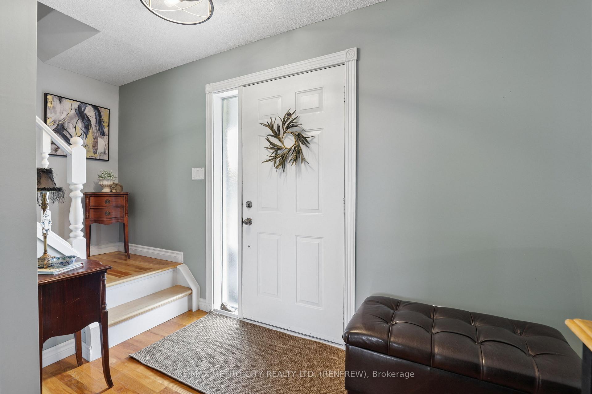 Photo 7 of 876 Hillsview Street, Renfrew, Renfrew — HOMEH
