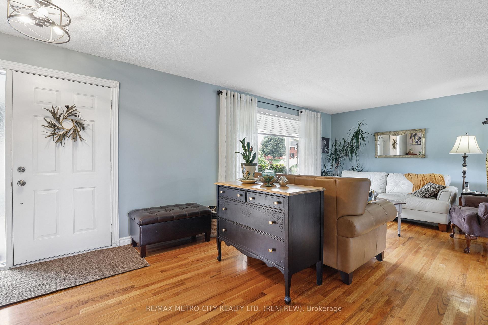 Photo 8 of 876 Hillsview Street, Renfrew, Renfrew — HOMEH