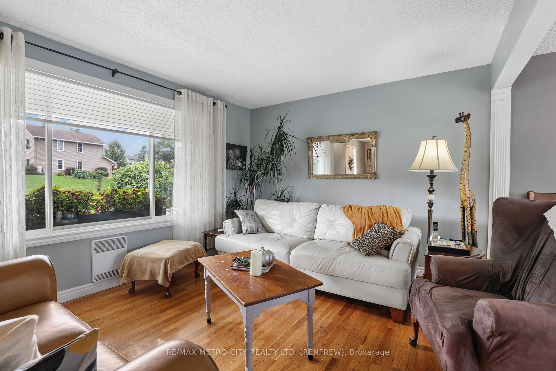 Photo 9 of 876 Hillsview Street, Renfrew, Renfrew — HOMEH