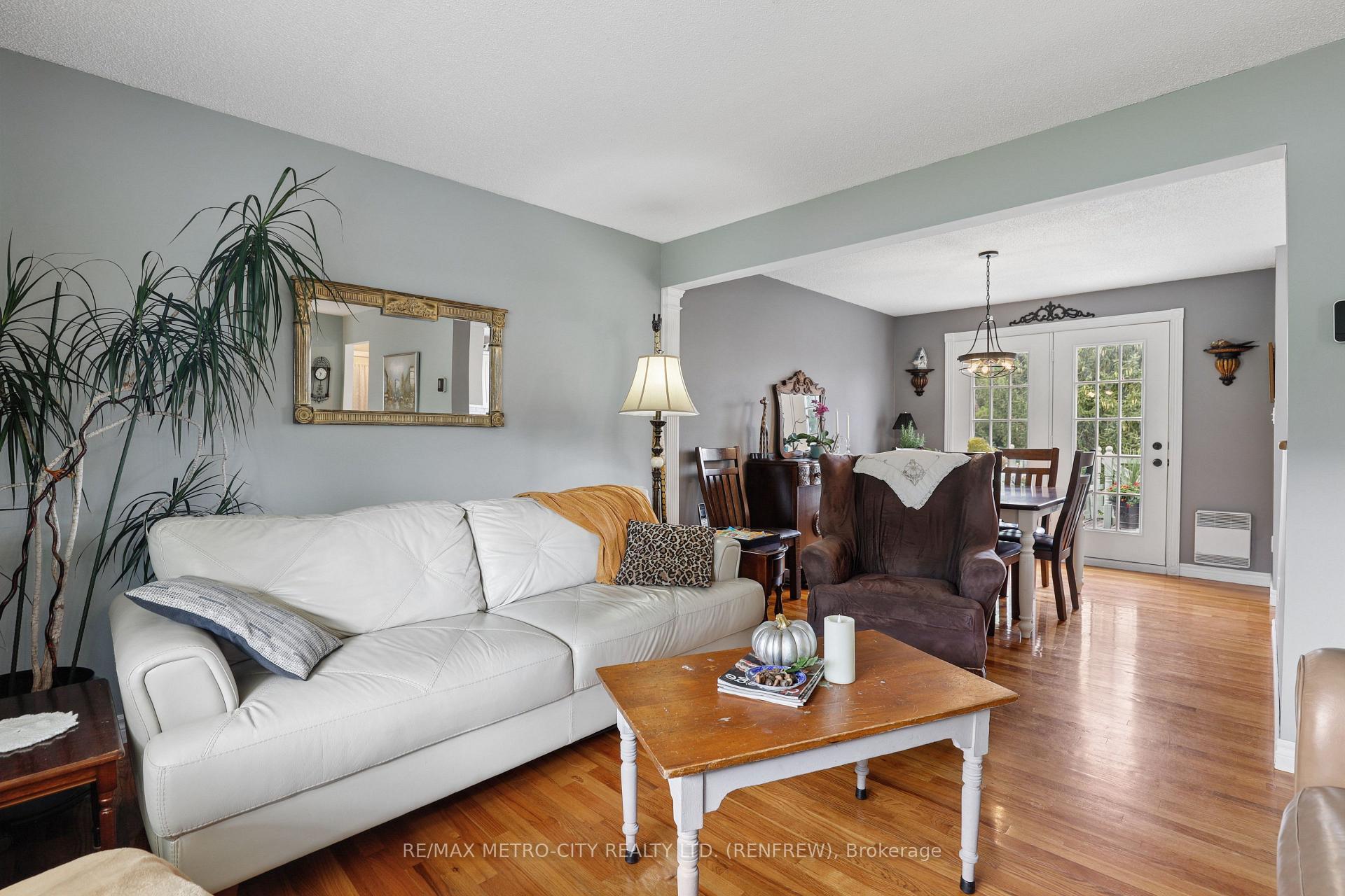 Photo 10 of 876 Hillsview Street, Renfrew, Renfrew — HOMEH