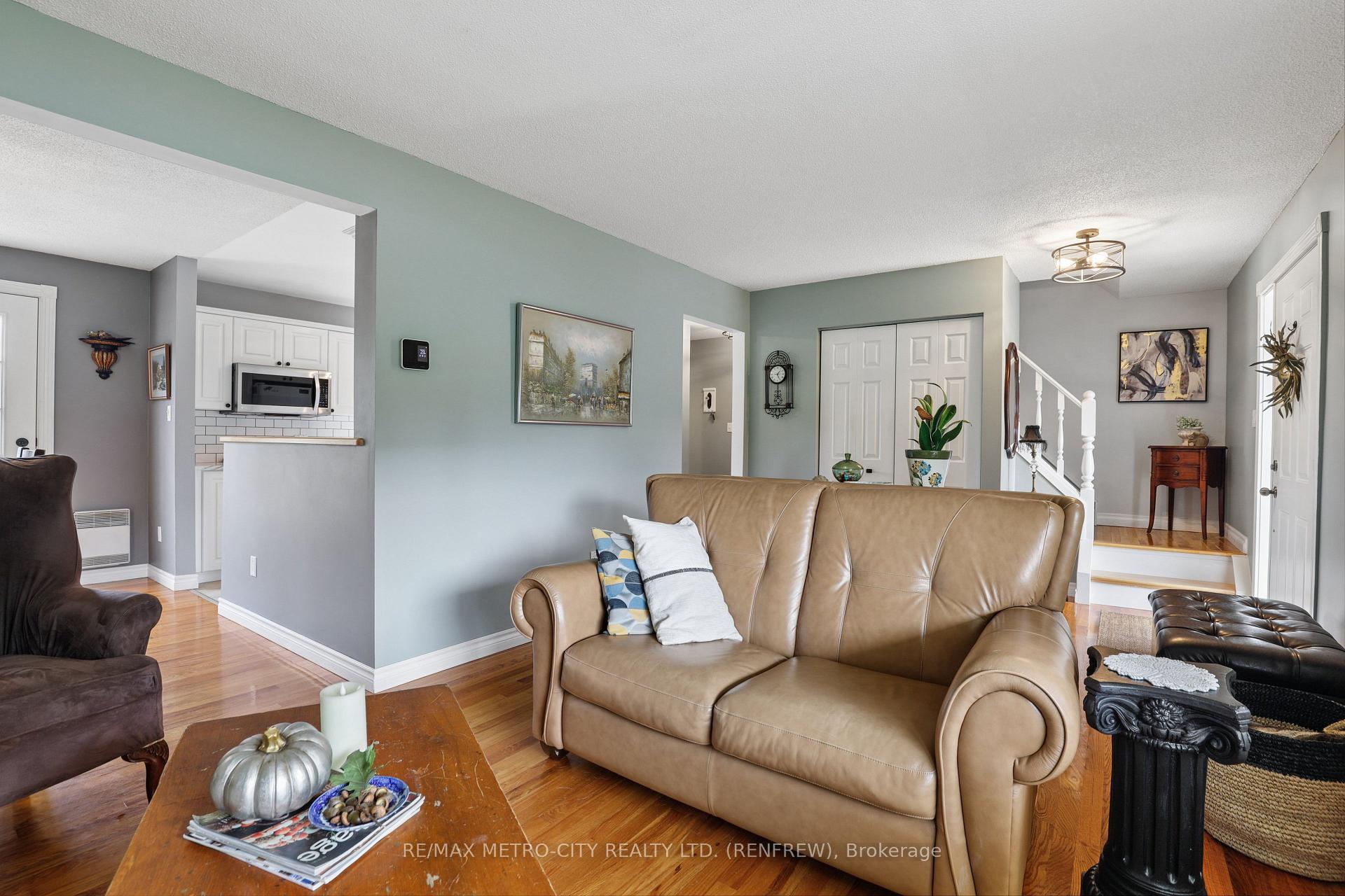 Photo 11 of 876 Hillsview Street, Renfrew, Renfrew — HOMEH
