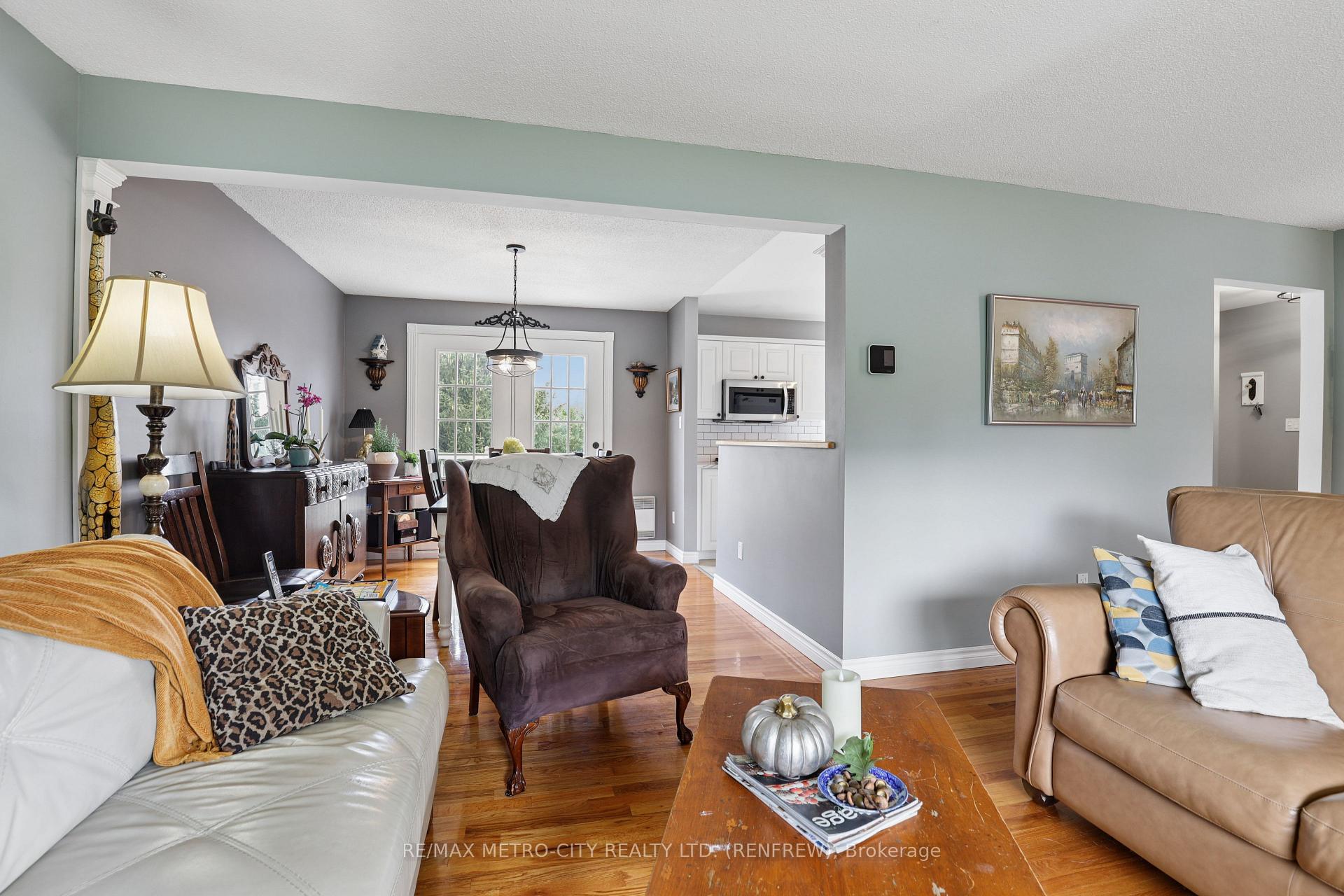 Photo 12 of 876 Hillsview Street, Renfrew, Renfrew — HOMEH