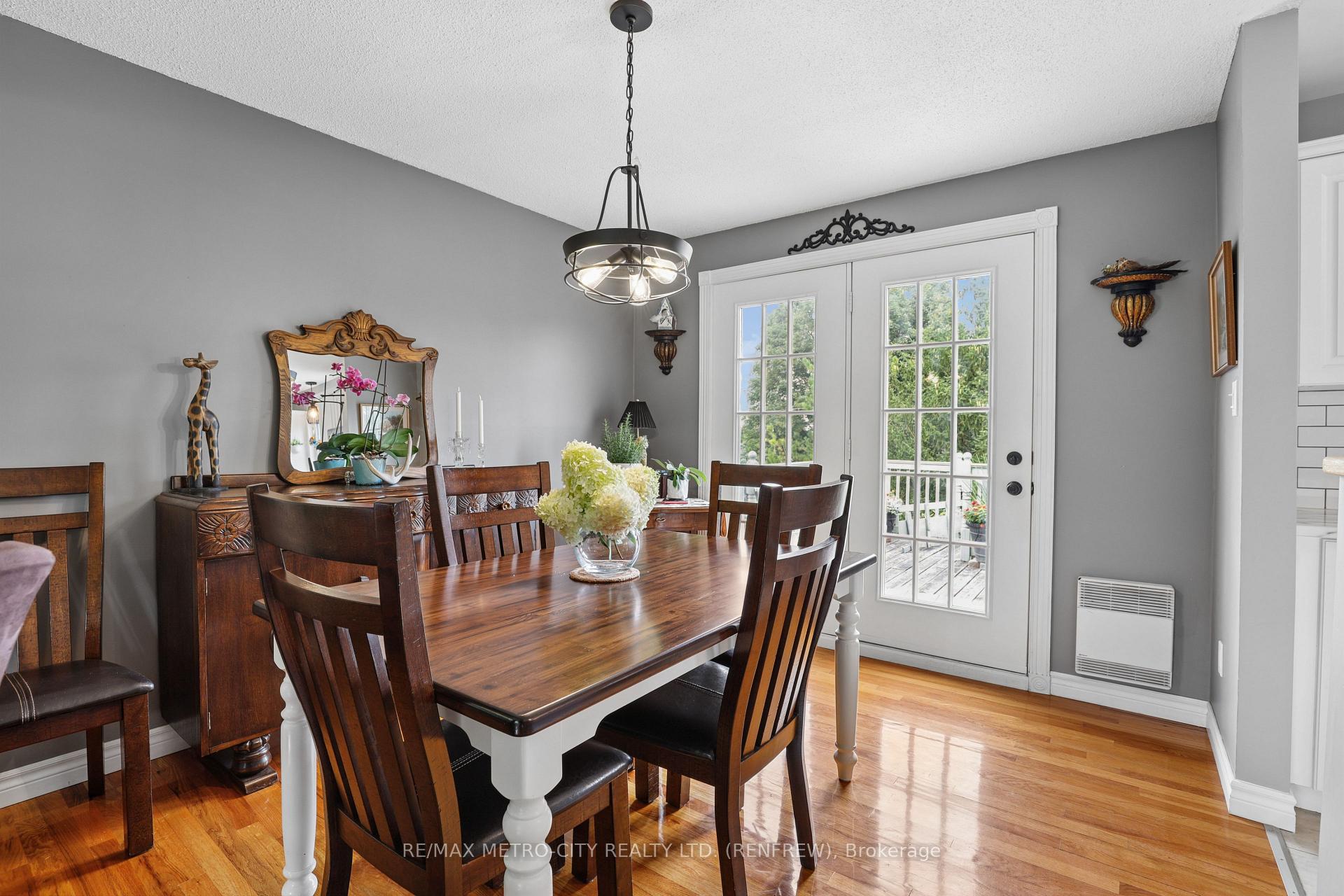 Photo 13 of 876 Hillsview Street, Renfrew, Renfrew — HOMEH