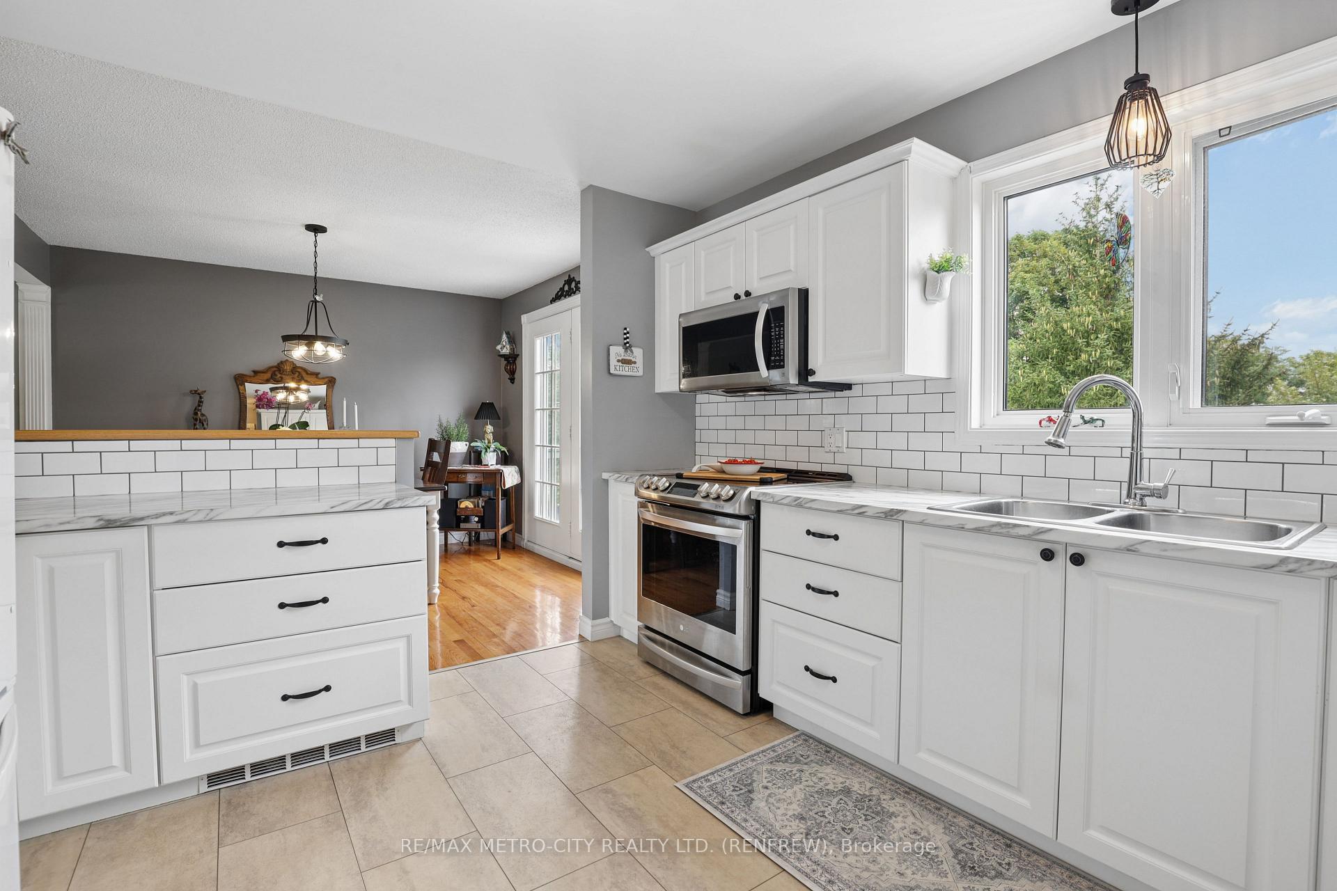 Photo 14 of 876 Hillsview Street, Renfrew, Renfrew — HOMEH