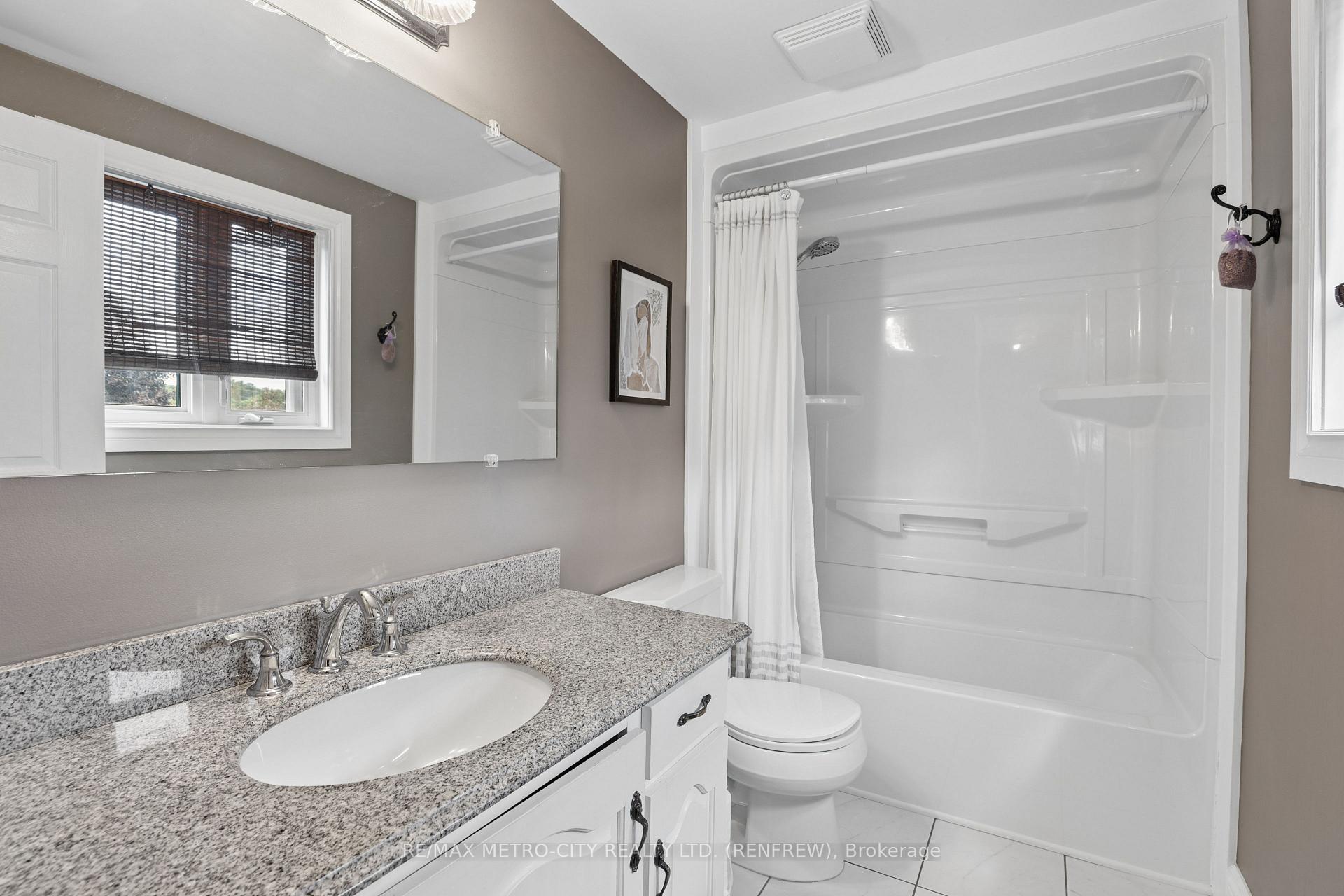 Photo 18 of 876 Hillsview Street, Renfrew, Renfrew — HOMEH