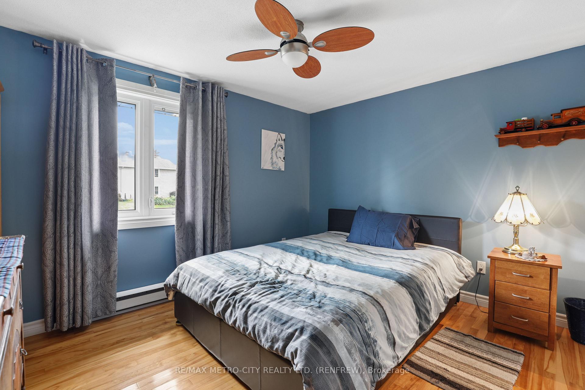 Photo 21 of 876 Hillsview Street, Renfrew, Renfrew — HOMEH