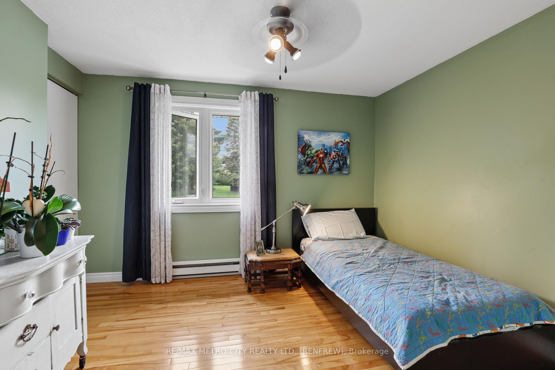 Photo 22 of 876 Hillsview Street, Renfrew, Renfrew — HOMEH