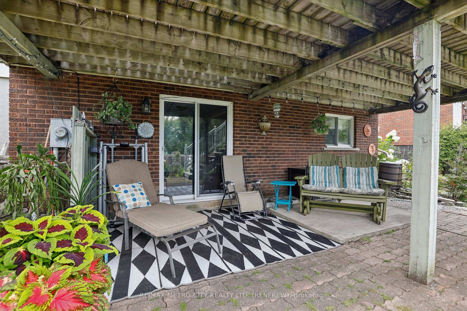 Photo 32 of 876 Hillsview Street, Renfrew, Renfrew — HOMEH