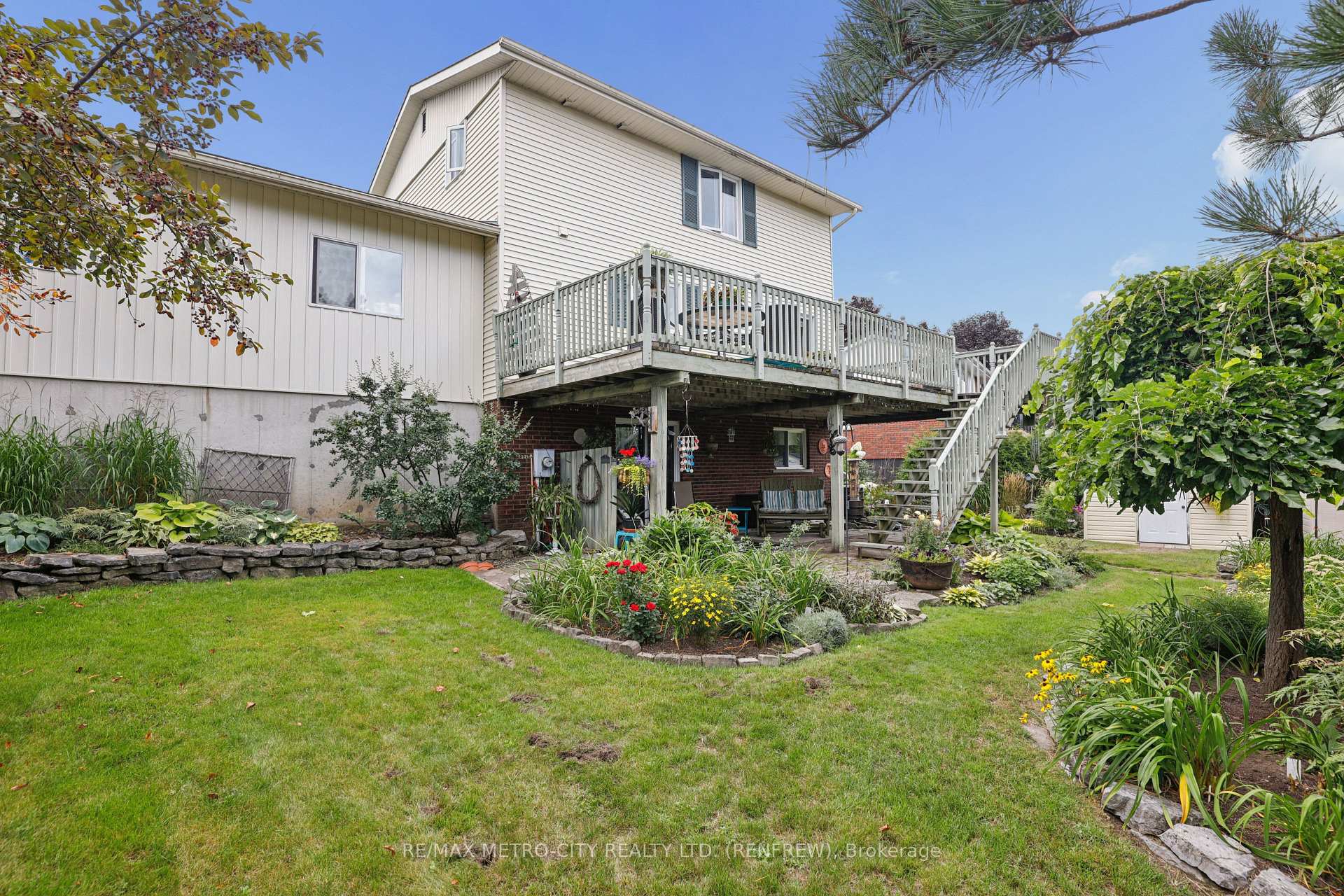 Photo 37 of 876 Hillsview Street, Renfrew, Renfrew — HOMEH