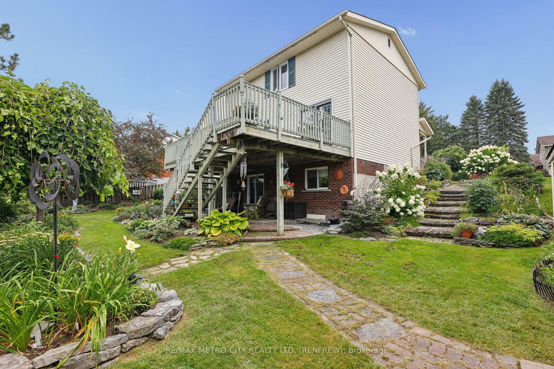 Photo 38 of 876 Hillsview Street, Renfrew, Renfrew — HOMEH