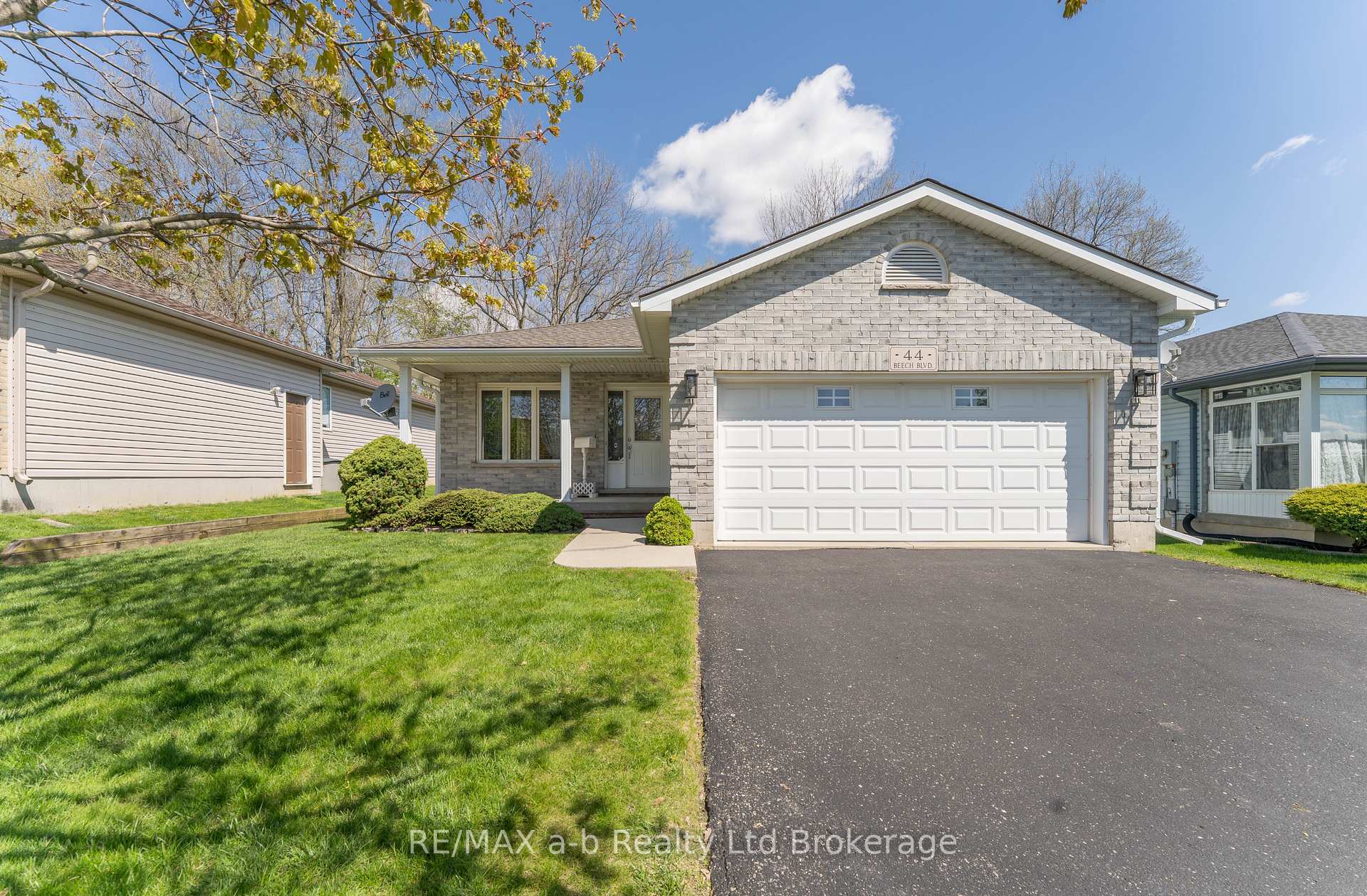 Photo 2 of 44 Beech Boulevard, Tillsonburg — HOMEH