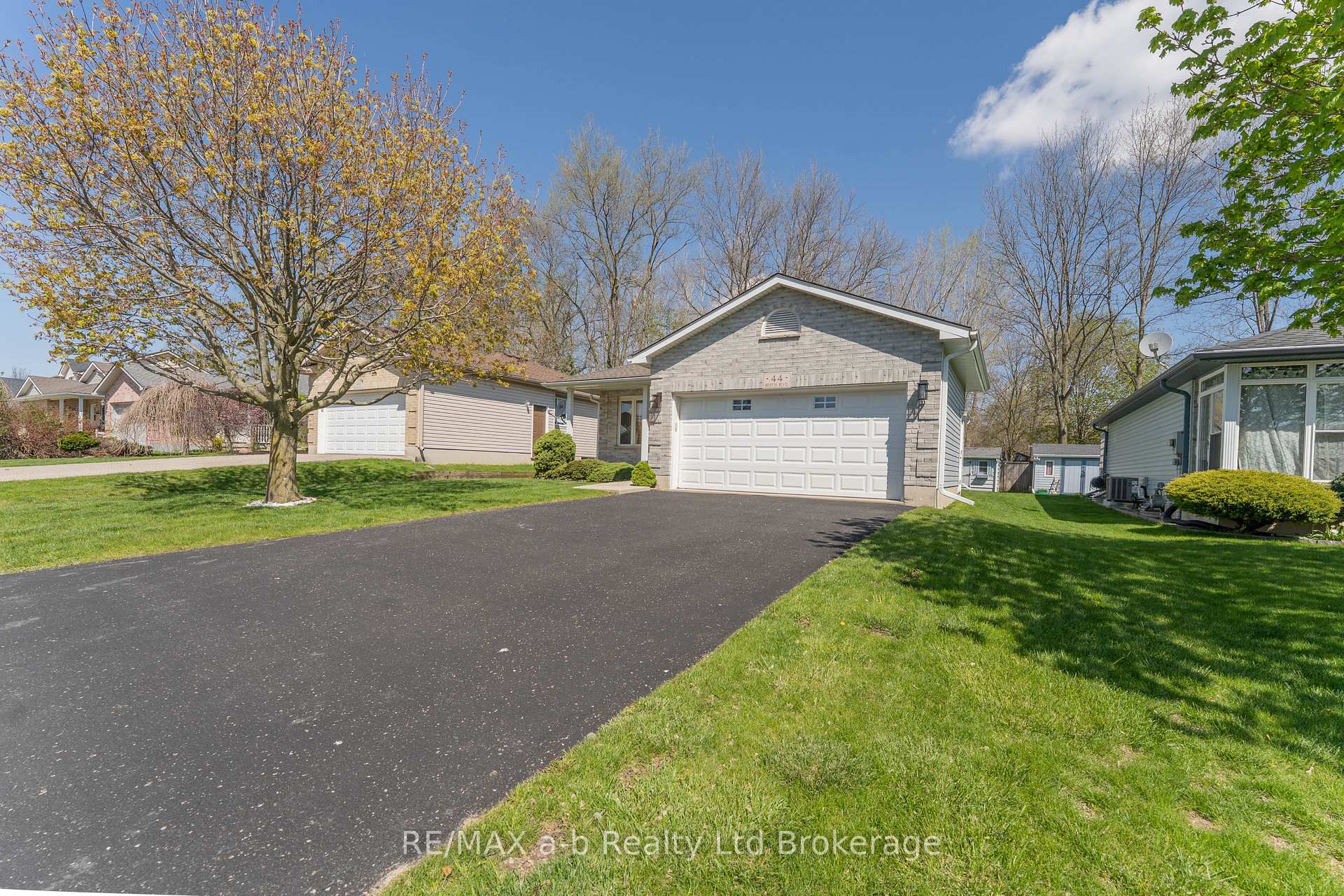 Photo 3 of 44 Beech Boulevard, Tillsonburg — HOMEH