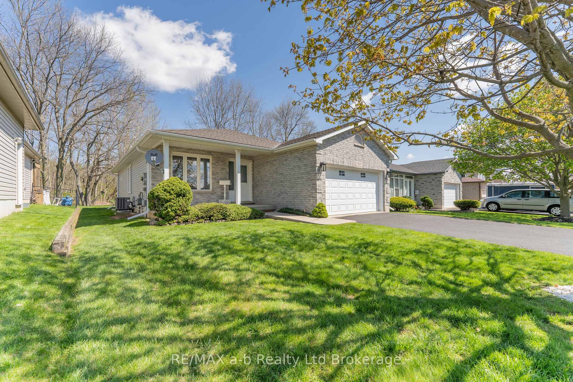 Photo 4 of 44 Beech Boulevard, Tillsonburg — HOMEH