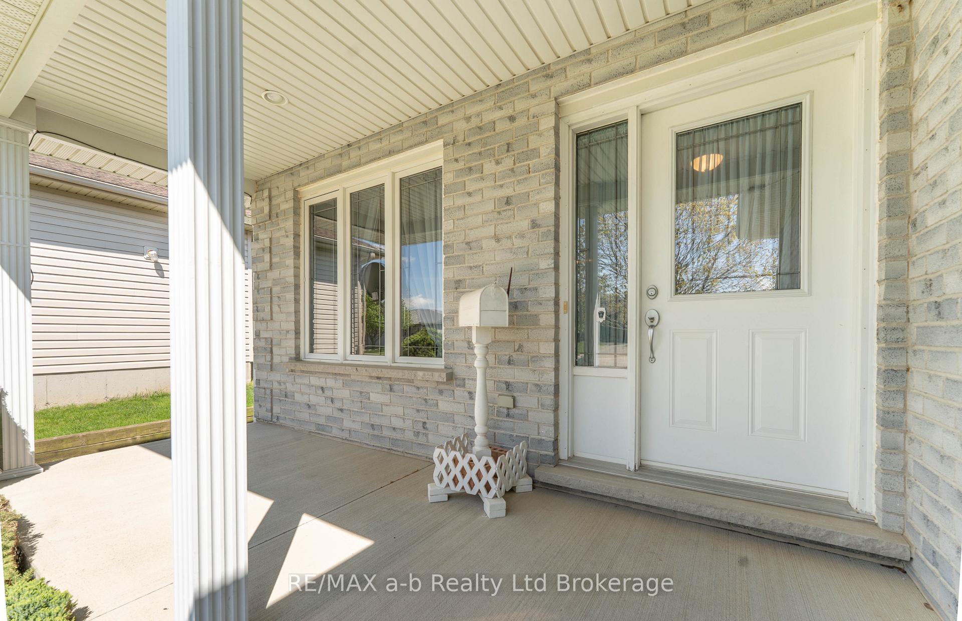 Photo 5 of 44 Beech Boulevard, Tillsonburg — HOMEH