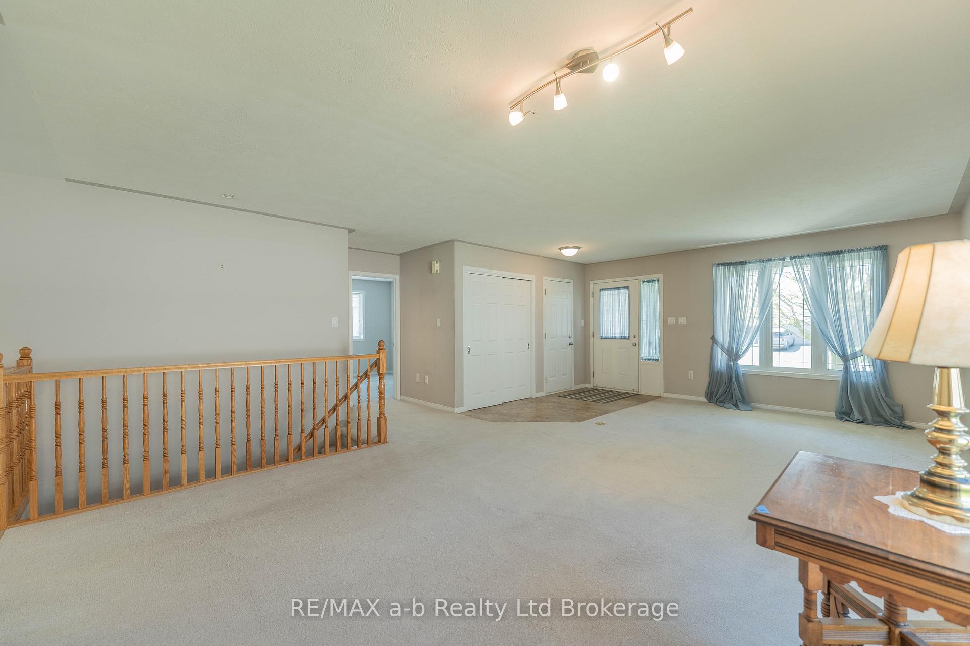 Photo 10 of 44 Beech Boulevard, Tillsonburg — HOMEH