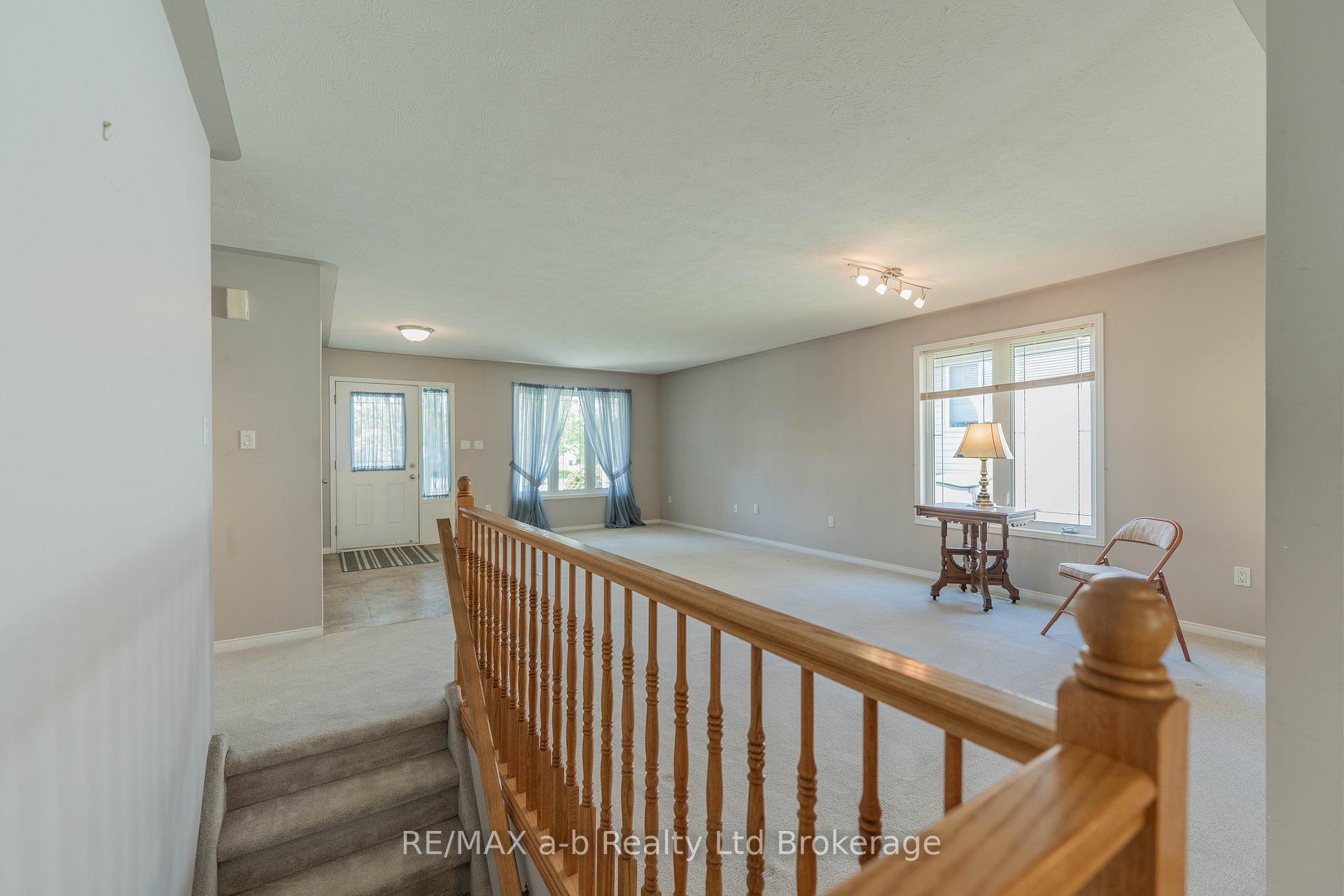 Photo 12 of 44 Beech Boulevard, Tillsonburg — HOMEH