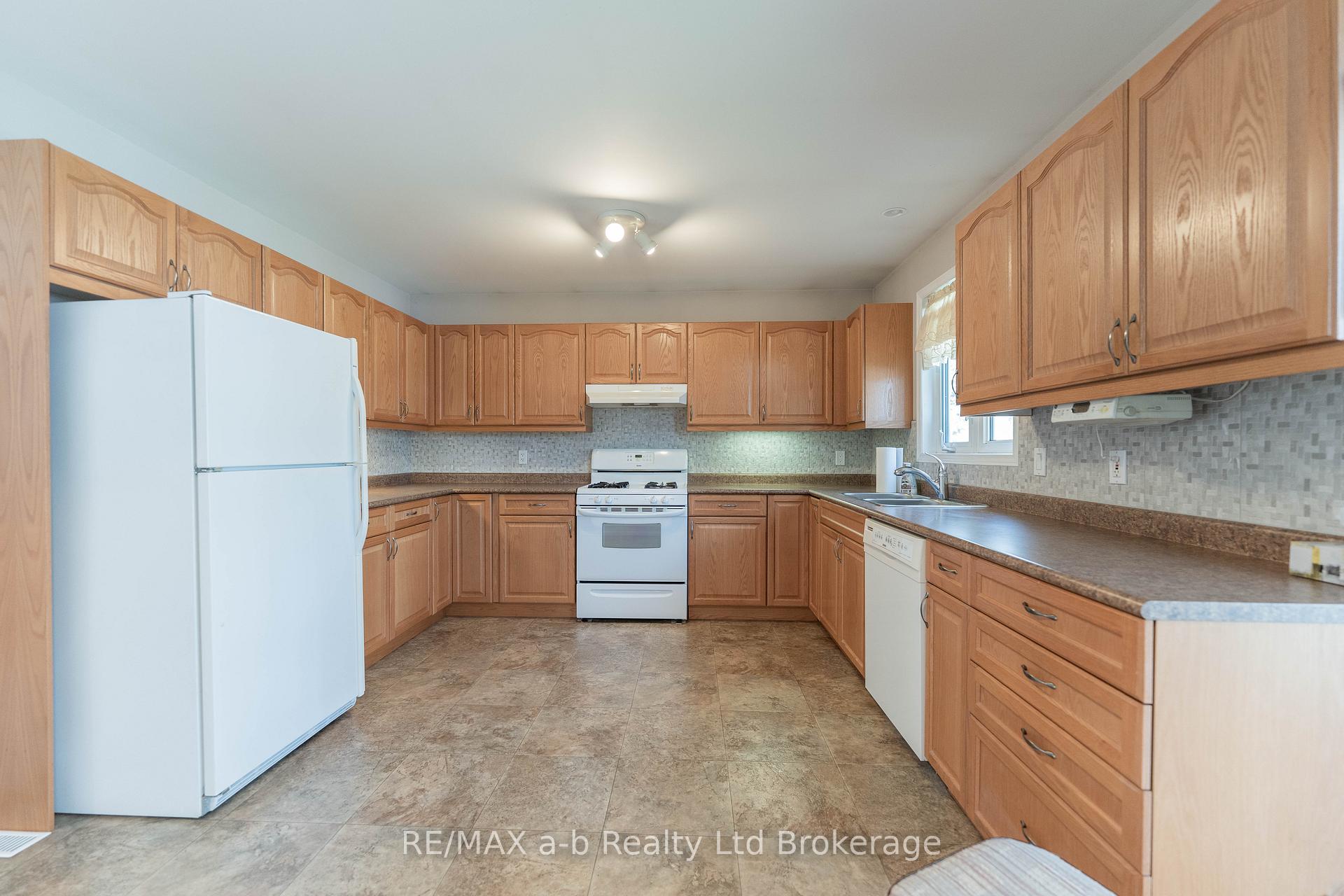 Photo 13 of 44 Beech Boulevard, Tillsonburg — HOMEH