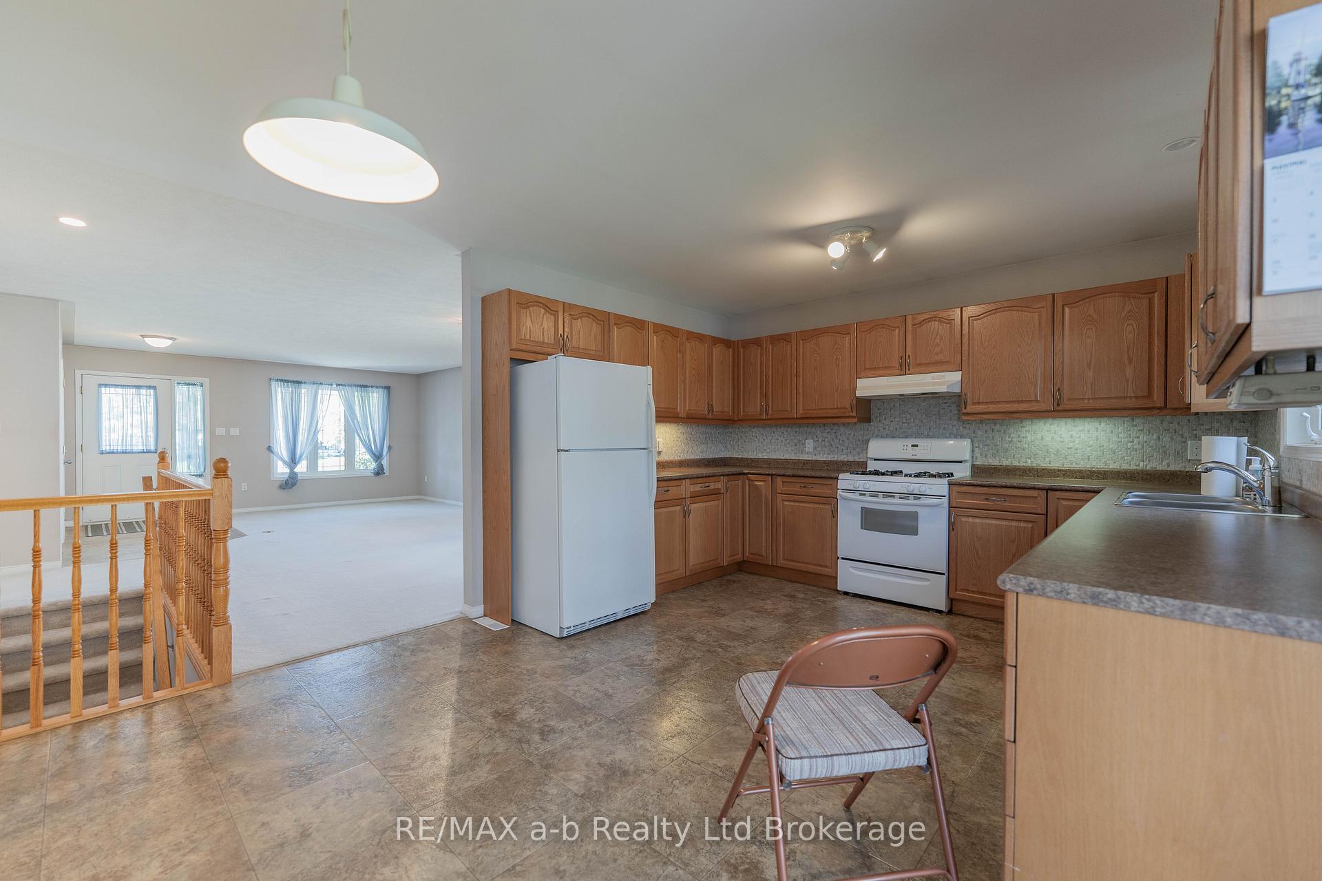 Photo 17 of 44 Beech Boulevard, Tillsonburg — HOMEH