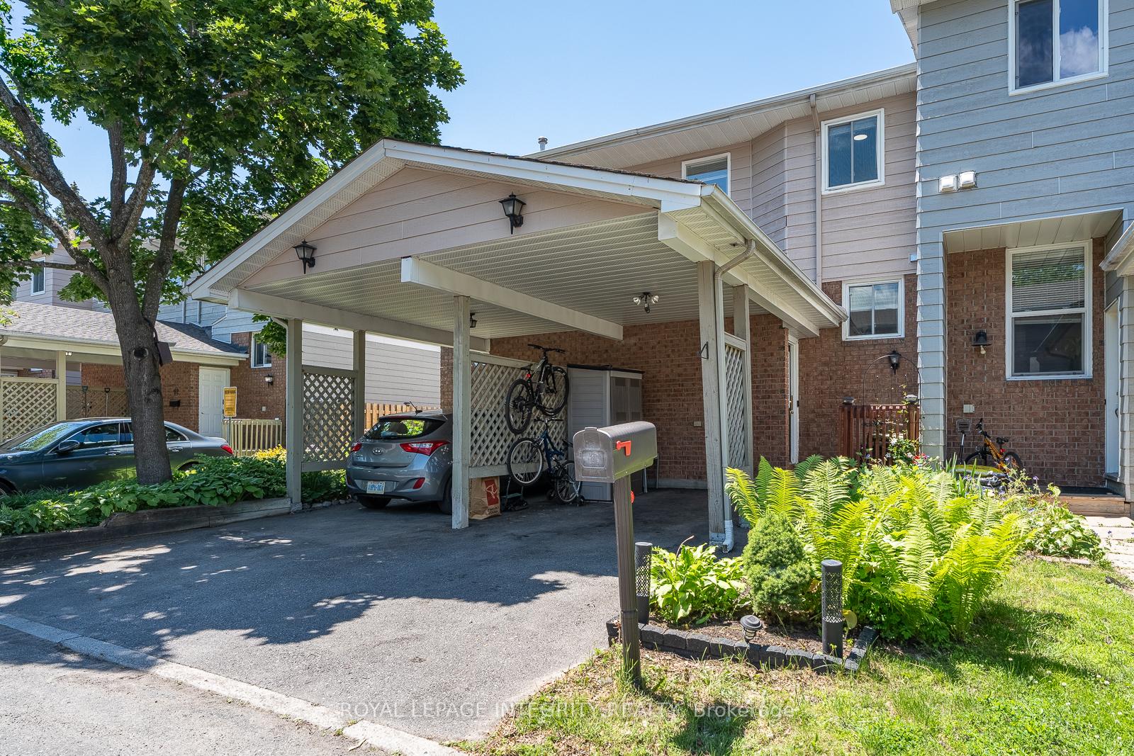 Photo 2 of 16 Stamford Private, Ottawa, Hunt Club Park/Greenboro — HOMEH