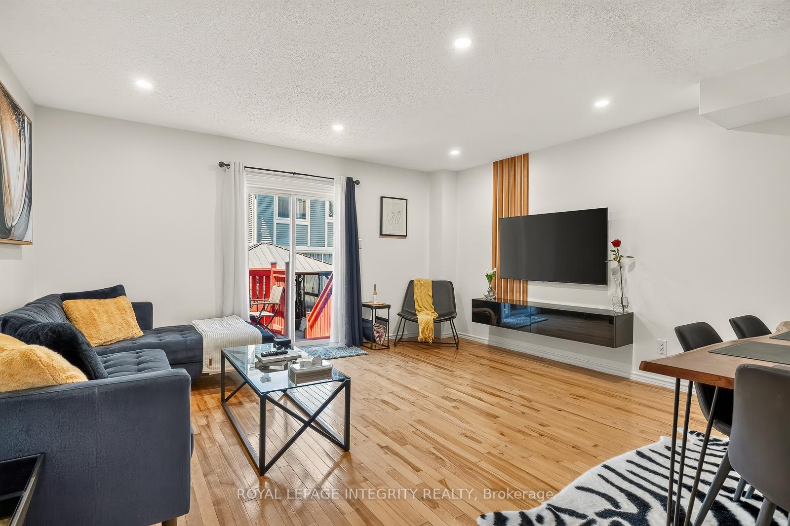 Photo 11 of 16 Stamford Private, Ottawa, Hunt Club Park/Greenboro — HOMEH