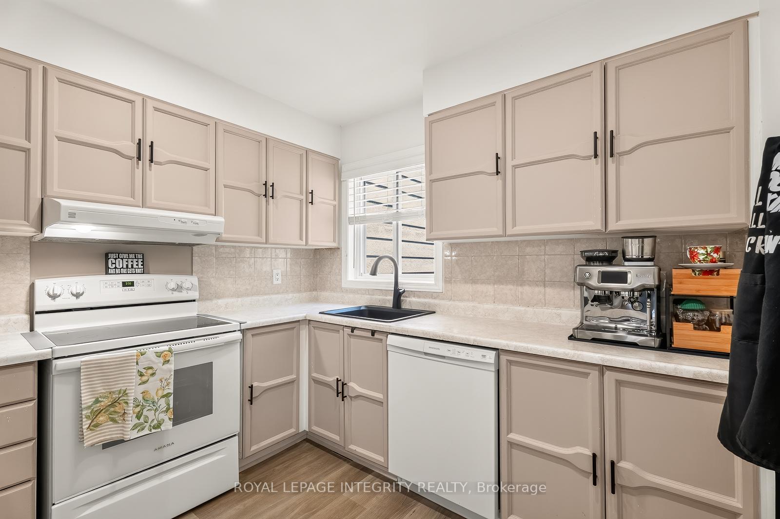 Photo 15 of 16 Stamford Private, Ottawa, Hunt Club Park/Greenboro — HOMEH