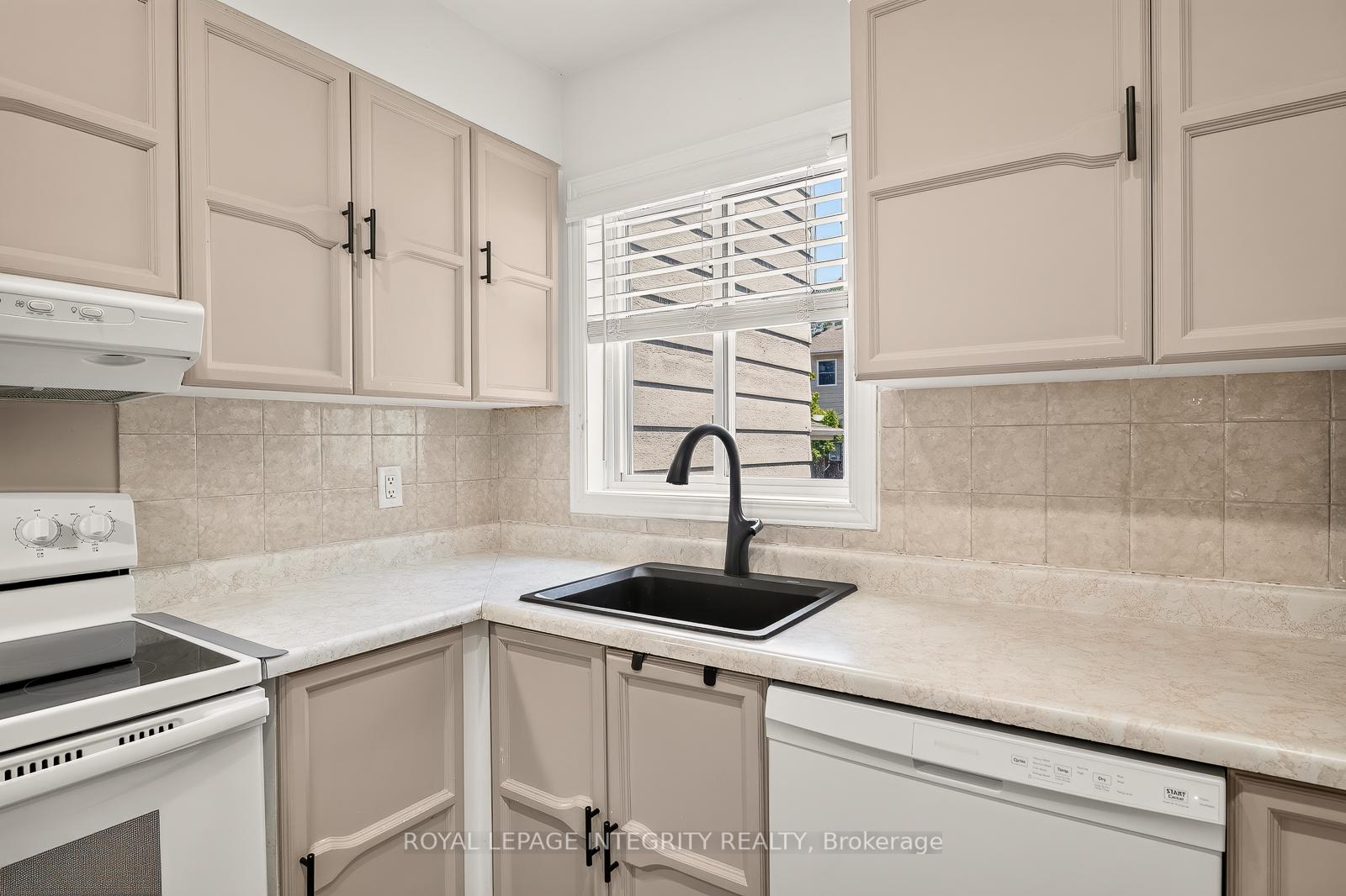 Photo 17 of 16 Stamford Private, Ottawa, Hunt Club Park/Greenboro — HOMEH