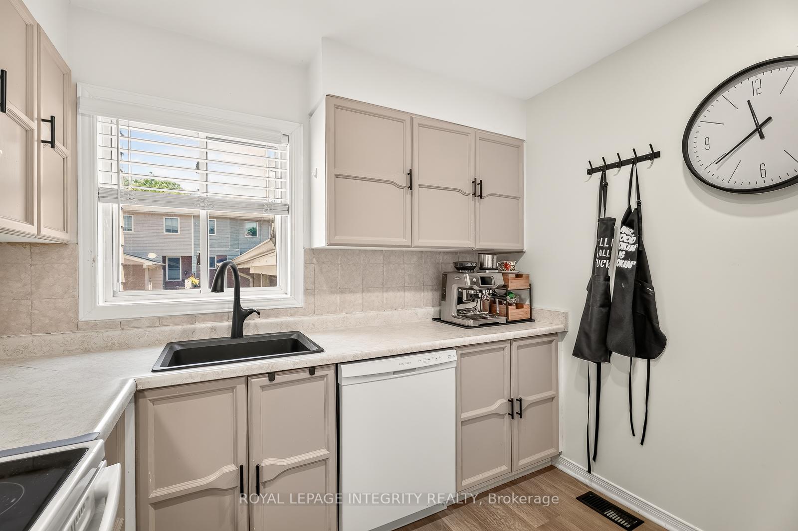 Photo 18 of 16 Stamford Private, Ottawa, Hunt Club Park/Greenboro — HOMEH