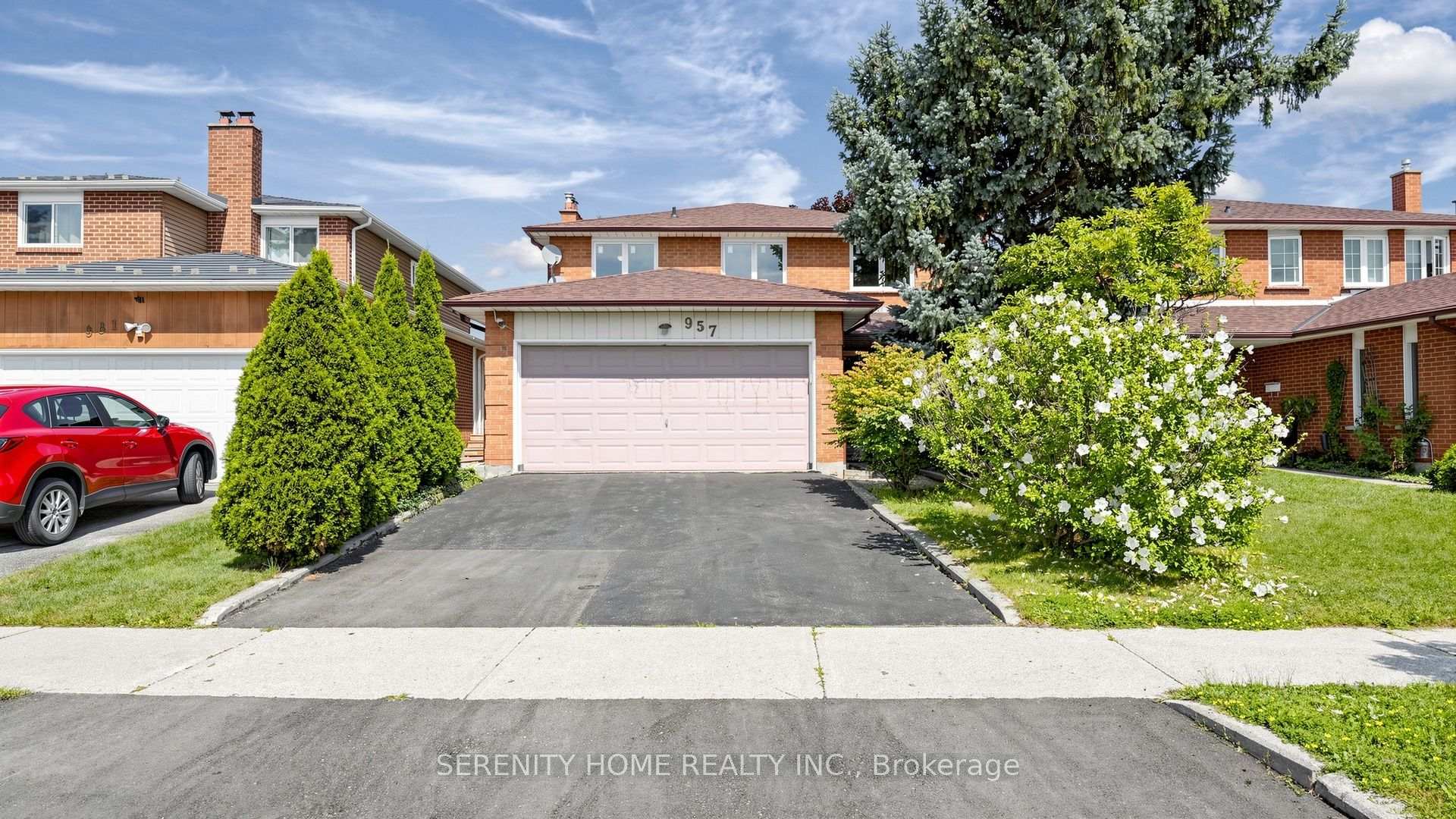 Front of 957 Queensbridge Drive