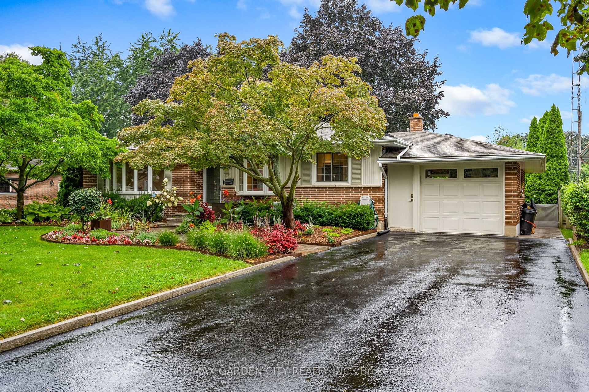 Photo 3 of 13 Preston Drive, St. Catharines, Vine/Linwell — HOMEH