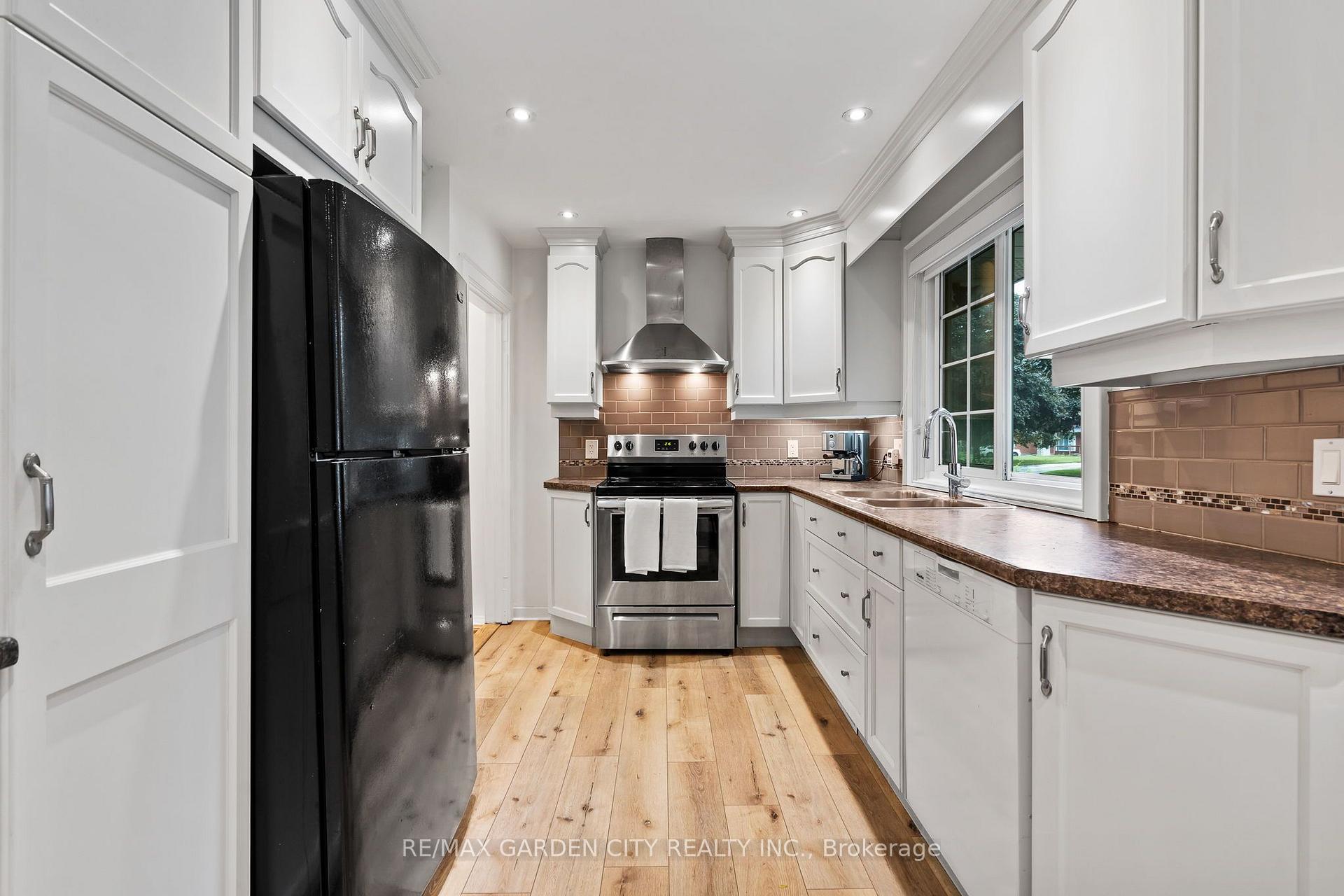 Photo 7 of 13 Preston Drive, St. Catharines, Vine/Linwell — HOMEH