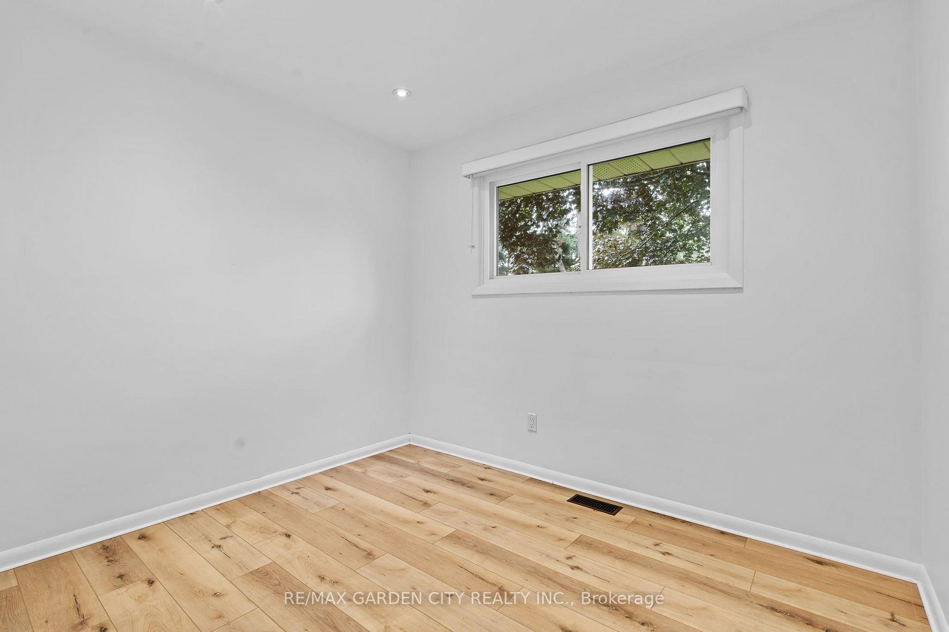 Photo 15 of 13 Preston Drive, St. Catharines, Vine/Linwell — HOMEH