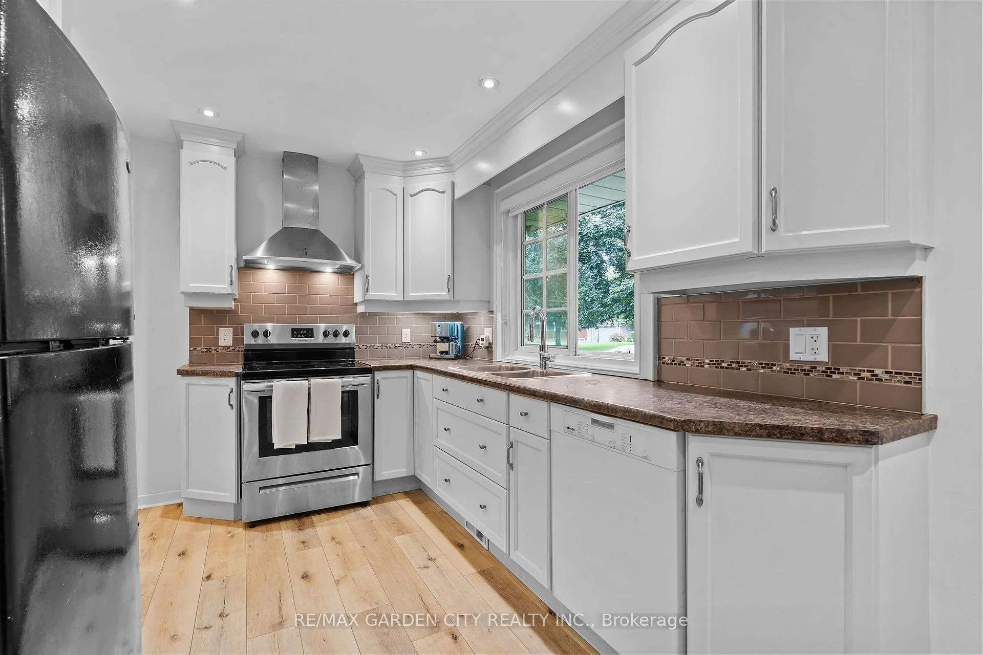 Photo 6 of 13 Preston Drive, St. Catharines, Vine/Linwell — HOMEH