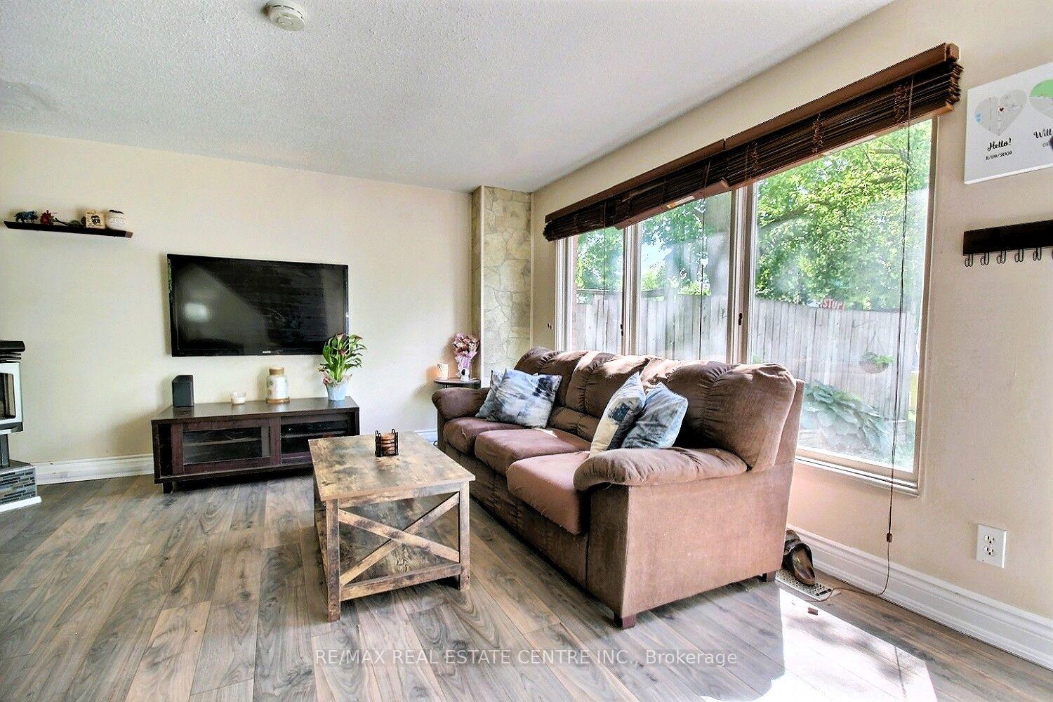 Photo 3 of 541 Parkview Crescent, Cambridge, Preston North — HOMEH