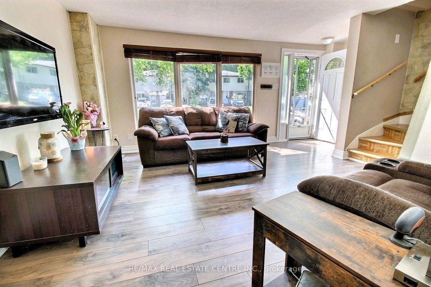 Photo 4 of 541 Parkview Crescent, Cambridge, Preston North — HOMEH